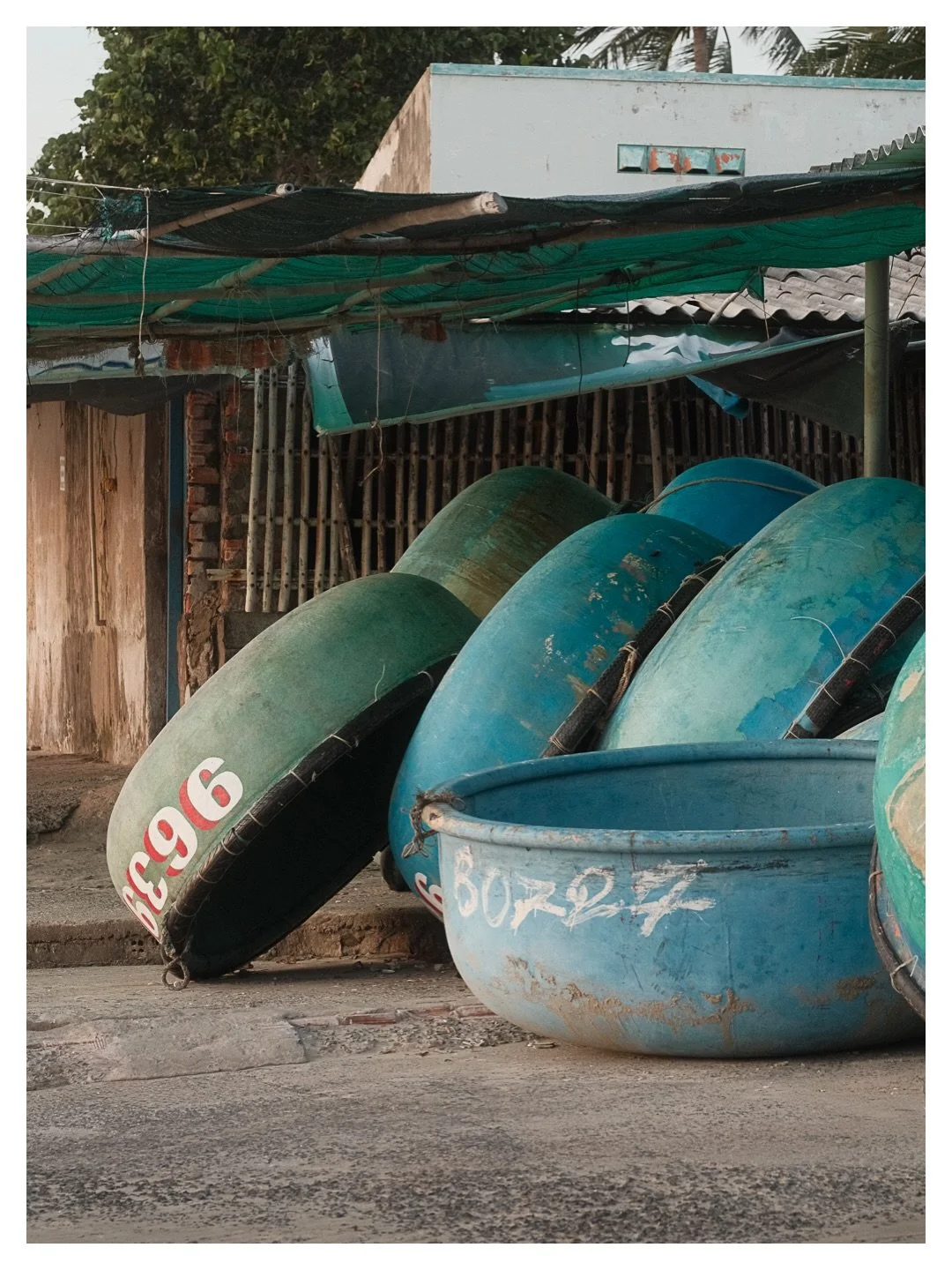 Coconut Boats 

Mui N&eacute;, 5h du matin

Les coconut boats attendent. Ils attendent depuis la nuit, depuis toujours. Peints en bleu, ray&eacute;s, num&eacute;rot&eacute;s &mdash; chacun a une histoire qu&rsquo;on ne lira jamais.

Ici le march&eacu