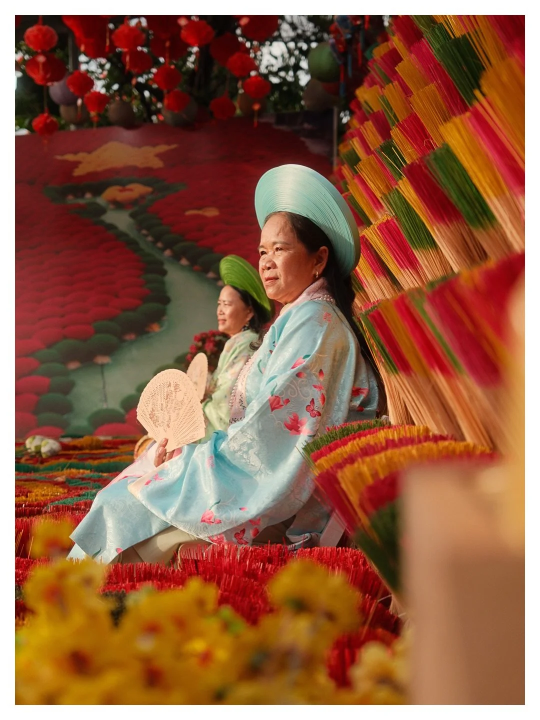 The Incense Village 

FR :
Village de l&rsquo;encens, Hu&eacute;. On n&rsquo;attendait rien. Et puis c&rsquo;est &ccedil;a &mdash; les couleurs, les femmes en &aacute;o d&agrave;i qui posent naturellement, l&rsquo;odeur partout. C&rsquo;est touristiq