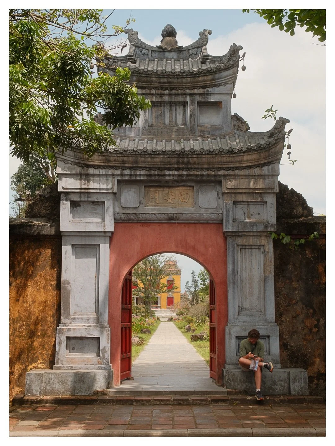Hu&eacute;, entre les portes

FR
Hu&eacute;. No plan, just walking.

Des portes, des cours, des d&eacute;tails &agrave; n&rsquo;en plus finir.

On l&egrave;ve les yeux et il y a toujours quelque chose &mdash; un dragon sur un toit, une inscription, u