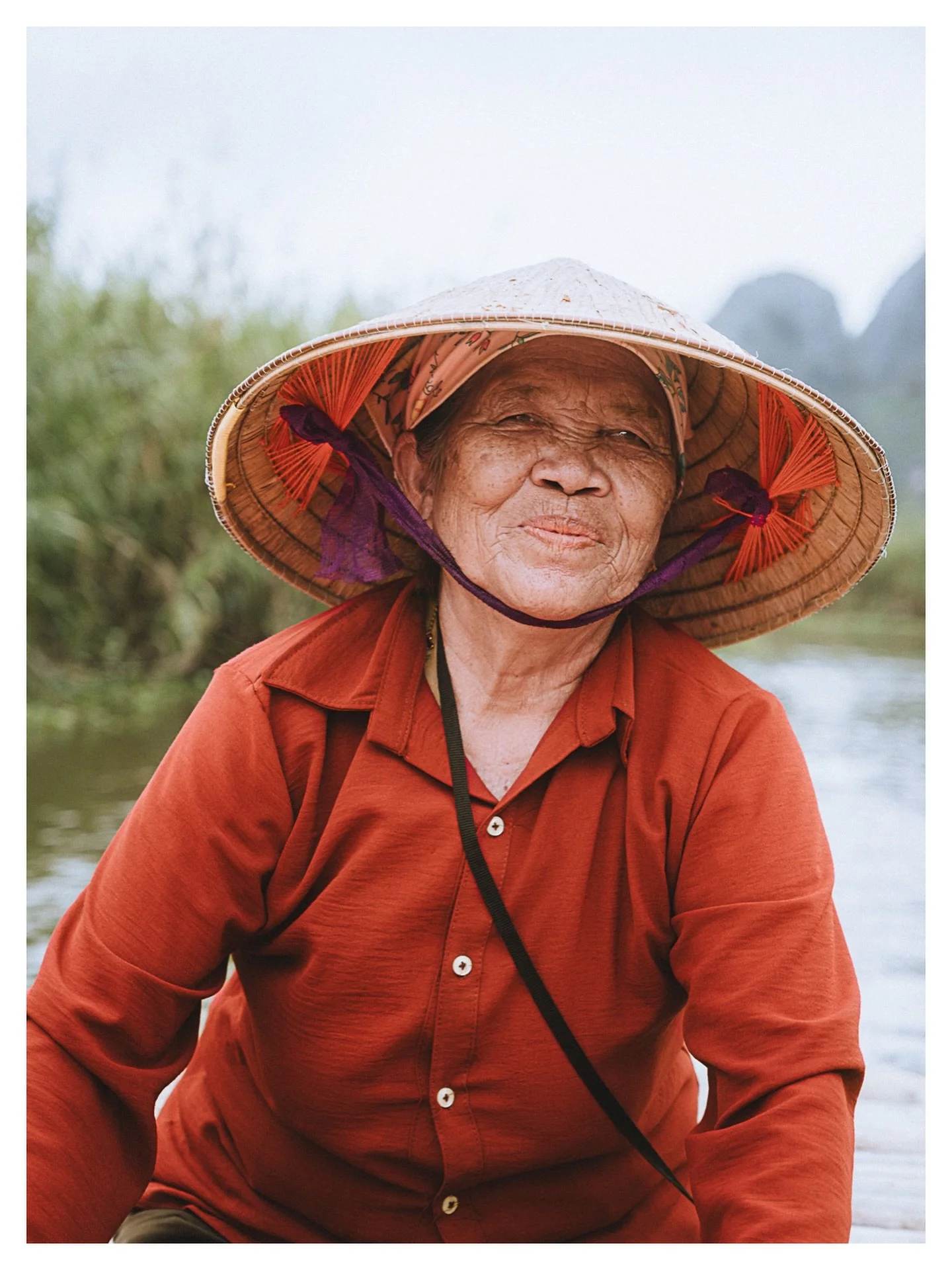 The River Woman

FR
Elle rame depuis combien d&rsquo;ann&eacute;es ? Je n&rsquo;ai pas demand&eacute;. Il y a des questions qu&rsquo;on ne pose pas &mdash; on regarde, on appuie, et on essaie de ne pas rater le moment. Ce sourire-l&agrave;, il n&rsqu