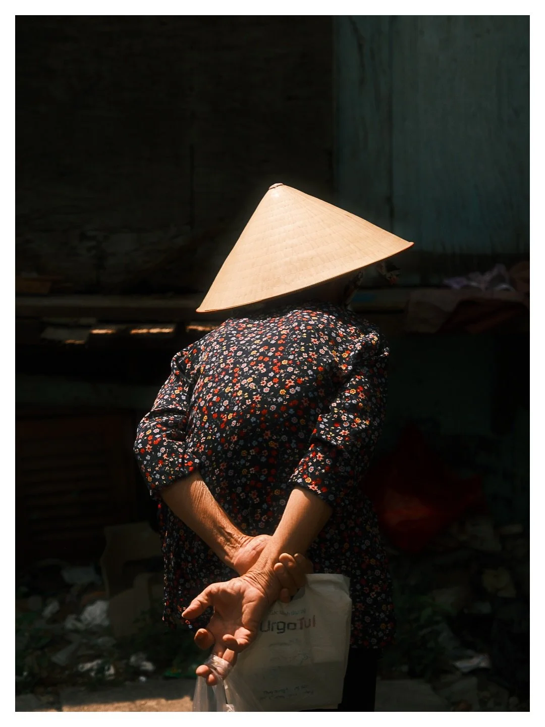 N&oacute;n L&aacute;

FR :
Le n&oacute;n l&aacute;, c&rsquo;est le chapeau conique vietnamien. Celui qu&rsquo;on voit partout, sur les v&eacute;los, dans les march&eacute;s, devant les pagodes. Il existe sous cette forme depuis le 13&egrave;me si&egr