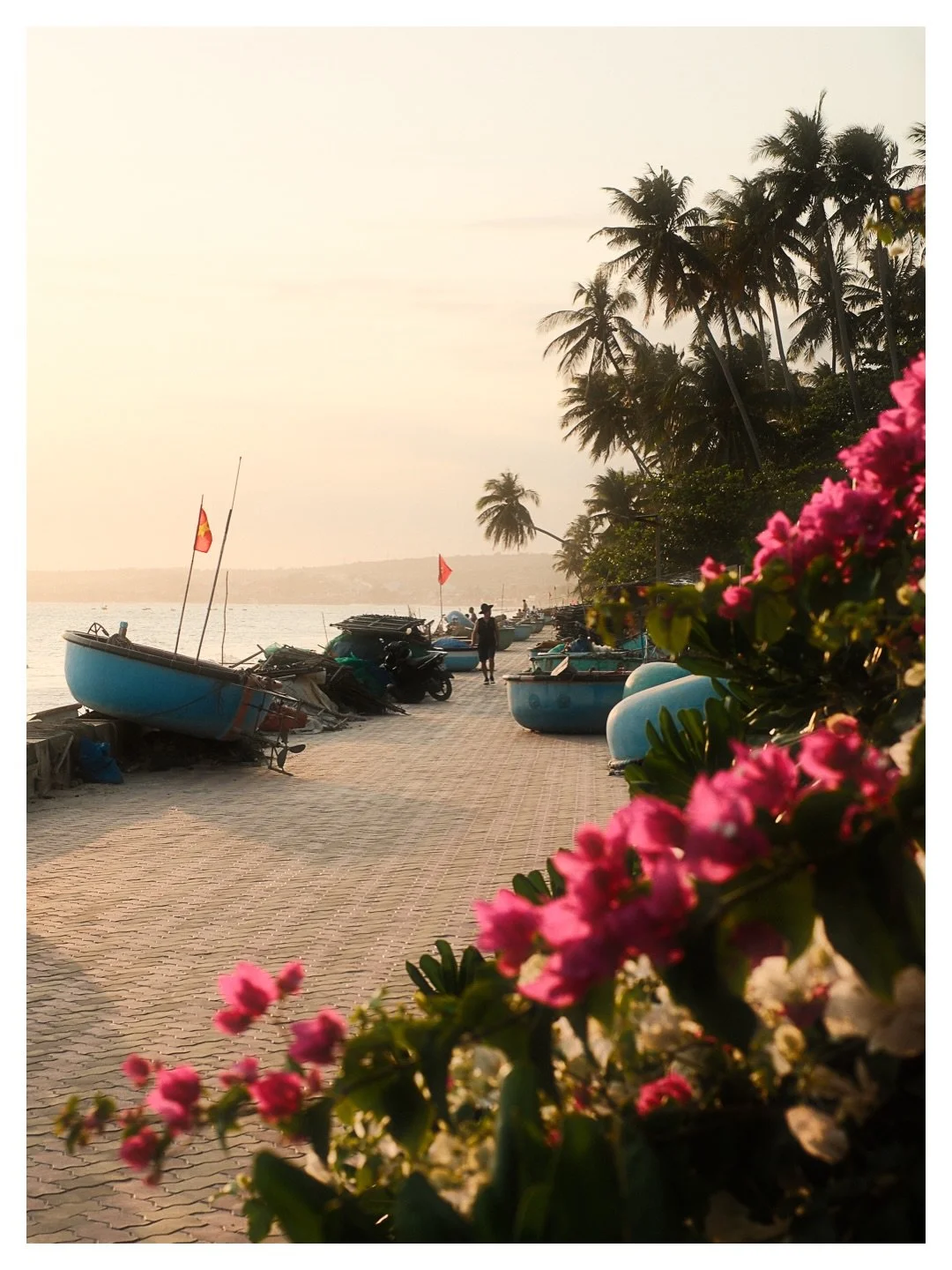 Golden Hour, Mui N&eacute;

FR :
Mui N&eacute;. La journ&eacute;e s&rsquo;arr&ecirc;te, les barques aussi. Il y a quelques heures c&rsquo;&eacute;tait le brouhaha, les scooters, le bruit. L&agrave;, plus rien. Juste le ciel qui change de couleur.

EN