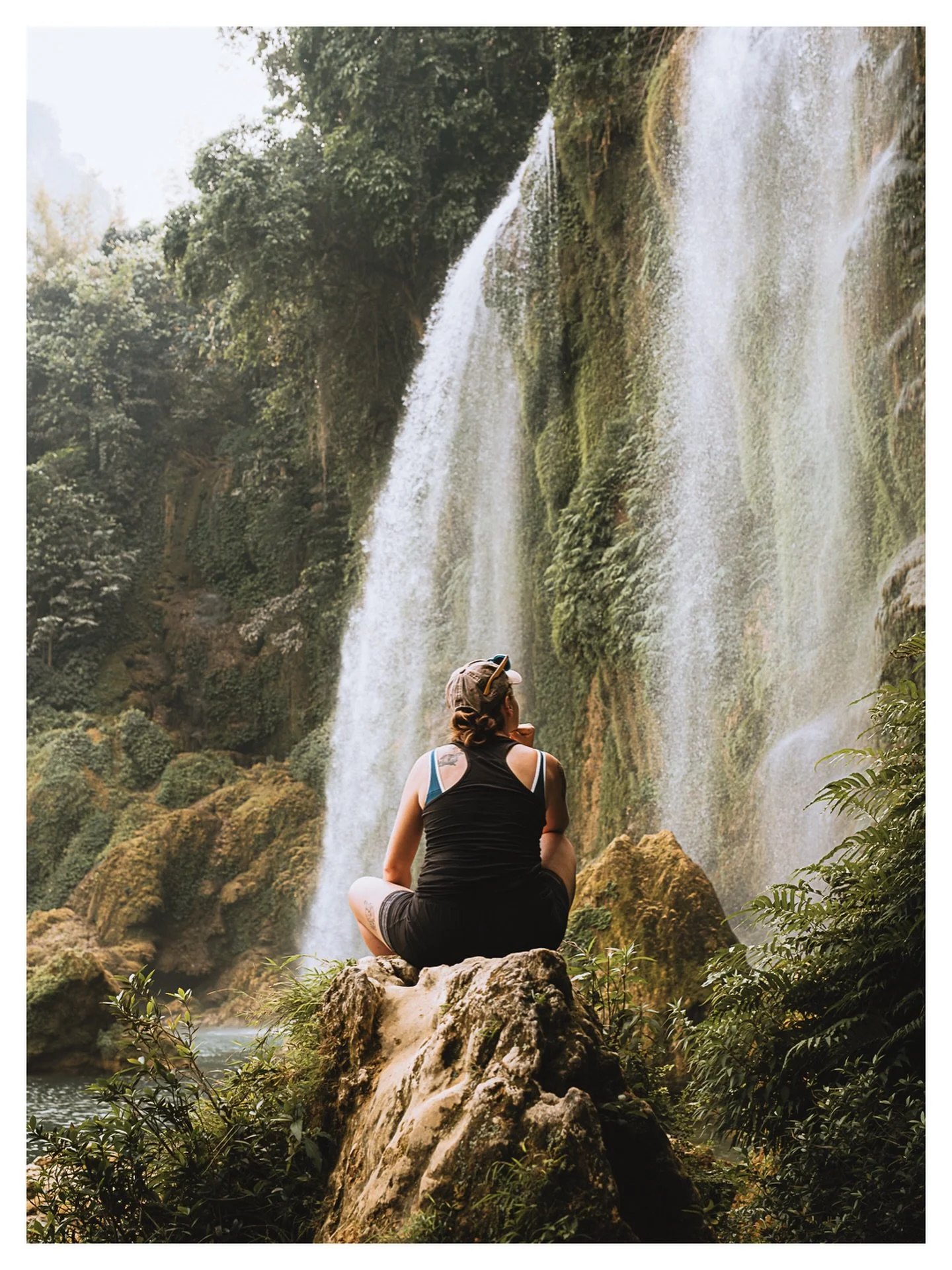 Le mouvement et le calme

FR :

Il y a quelque chose d&rsquo;&eacute;trange &agrave; rester immobile devant ce qui ne s&rsquo;arr&ecirc;te jamais. L&rsquo;eau tombe, encore et encore, sans fin, sans h&eacute;sitation. Un vacarme qui devrait &eacute;p