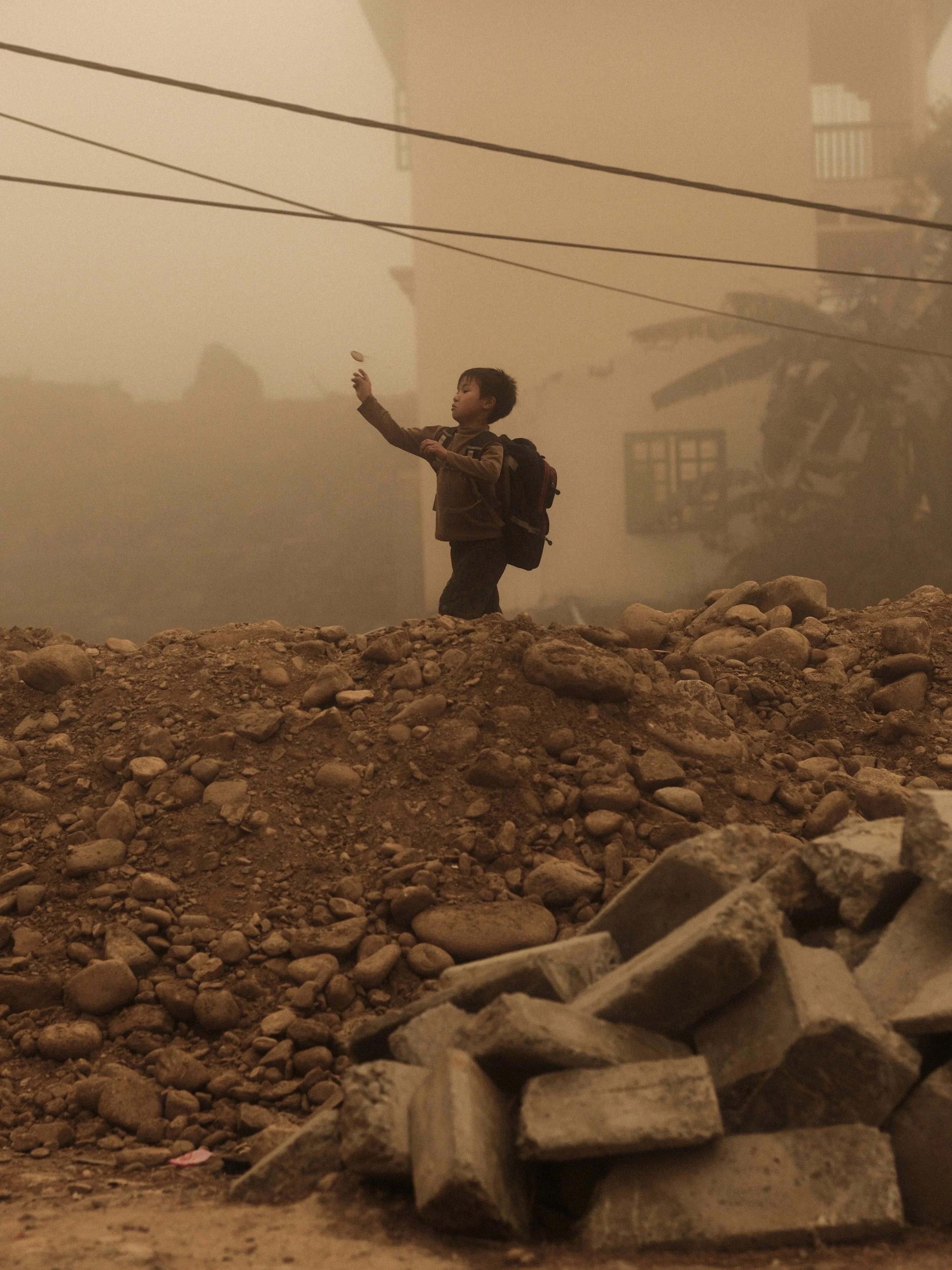 Little Lives

FR :
Il y a quelque chose d&rsquo;intact dans l&rsquo;enfance vietnamienne. Une curiosit&eacute; qui ne se justifie pas, une insouciance qui n&rsquo;a pas encore appris &agrave; se cacher. Ils regardent le monde comme si tout m&eacute;r