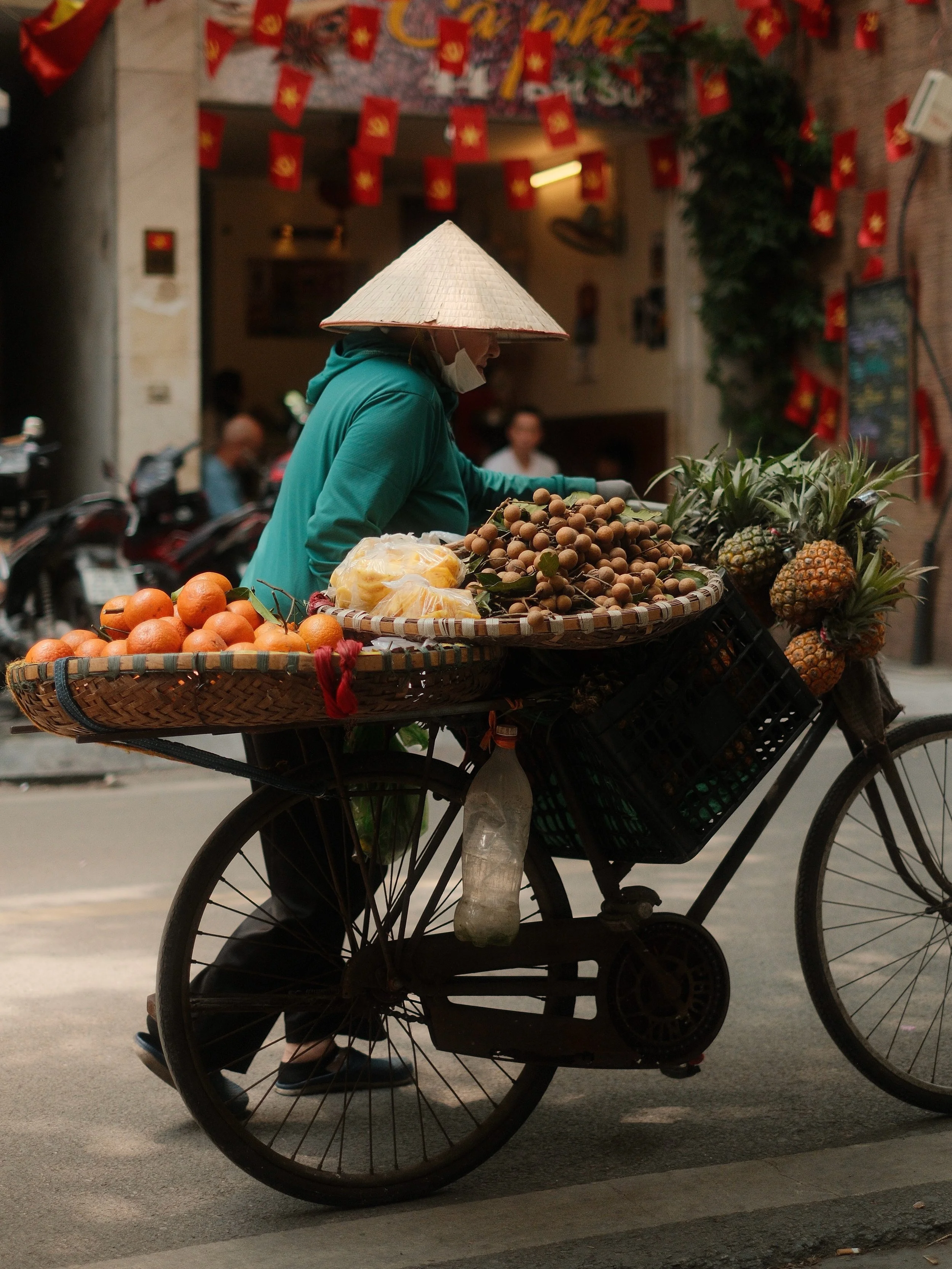 Carry Everything

FR :
Le Vietnam n&rsquo;a pas de coffre. Il a l&rsquo;ing&eacute;niosit&eacute;. Bonbonnes de gaz, l&eacute;gumes, bidons d&rsquo;eau, v&eacute;g&eacute;tation enti&egrave;re, peu importe. Si &ccedil;a passe, &ccedil;a roule. Ces sc
