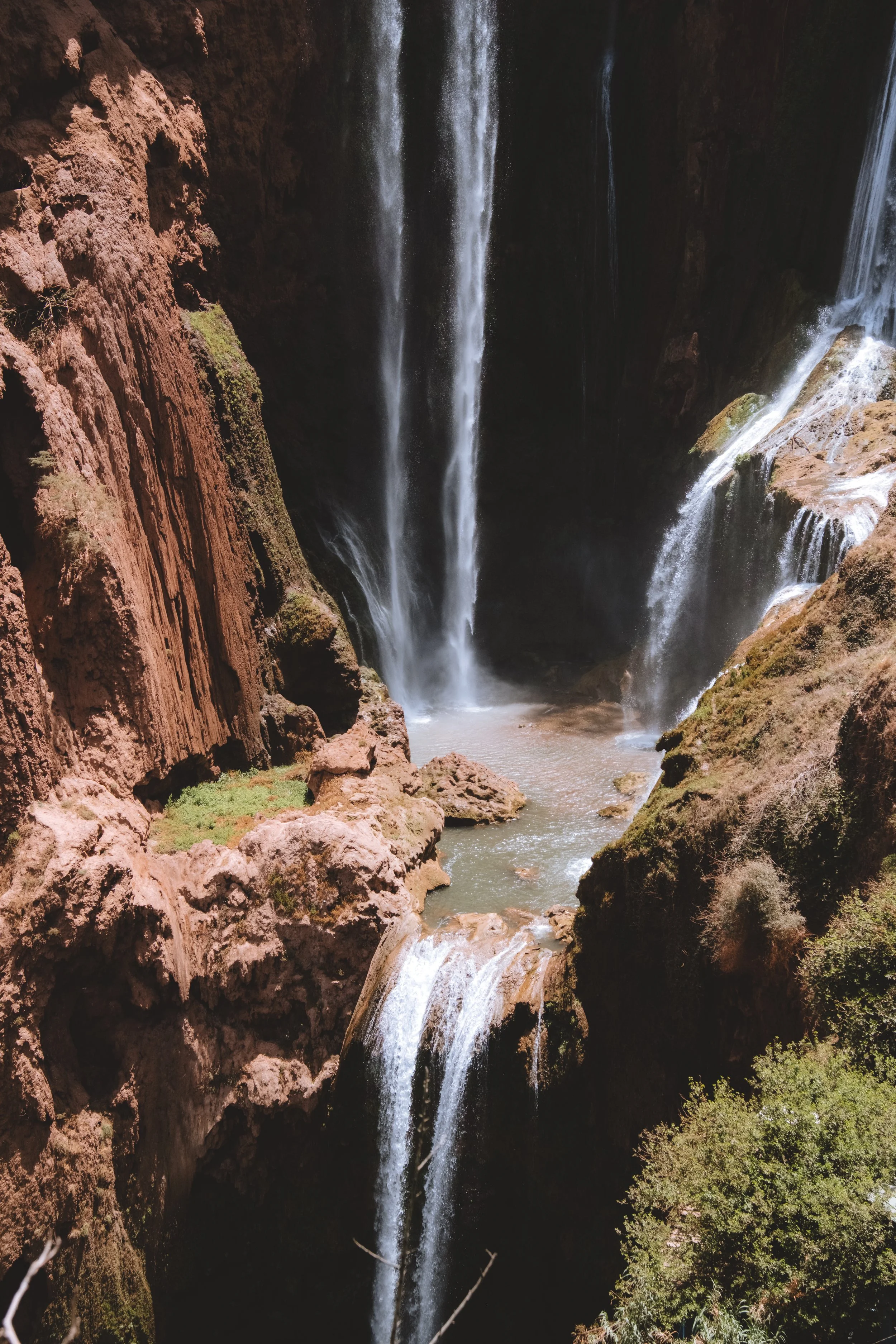 Cascade d'eau dans un canyon rocheux