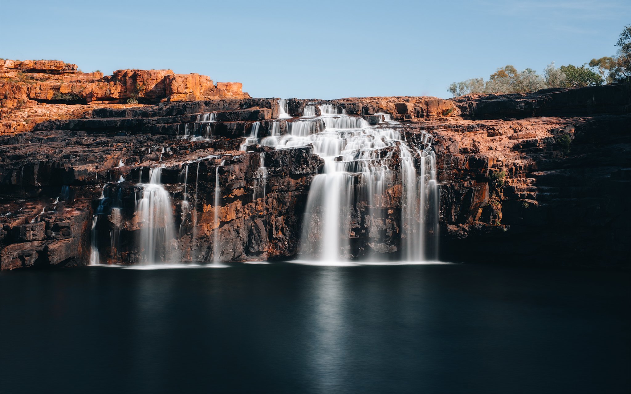 Cascade d'eau tombant sur des rochers rocheux en milieu naturel. Australia