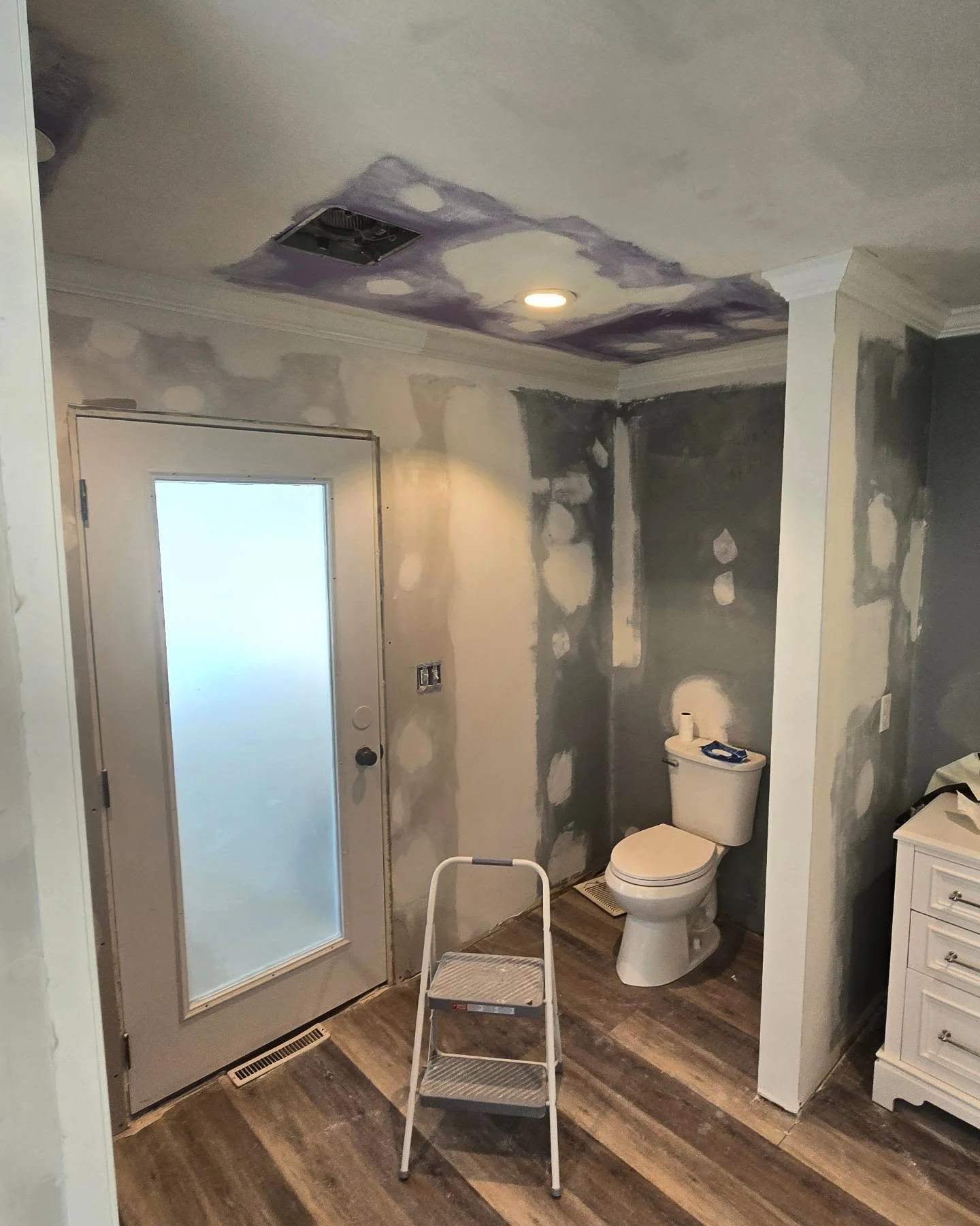 When the new homeowner rips off the wallpaper and discovers old beat-up walls and decides to call us to fix it!

Transforming spaces and exceeding expectations💪

#renovations #framing #drywall #drywallfinishing #Carpentry #contractor #workhard #doit