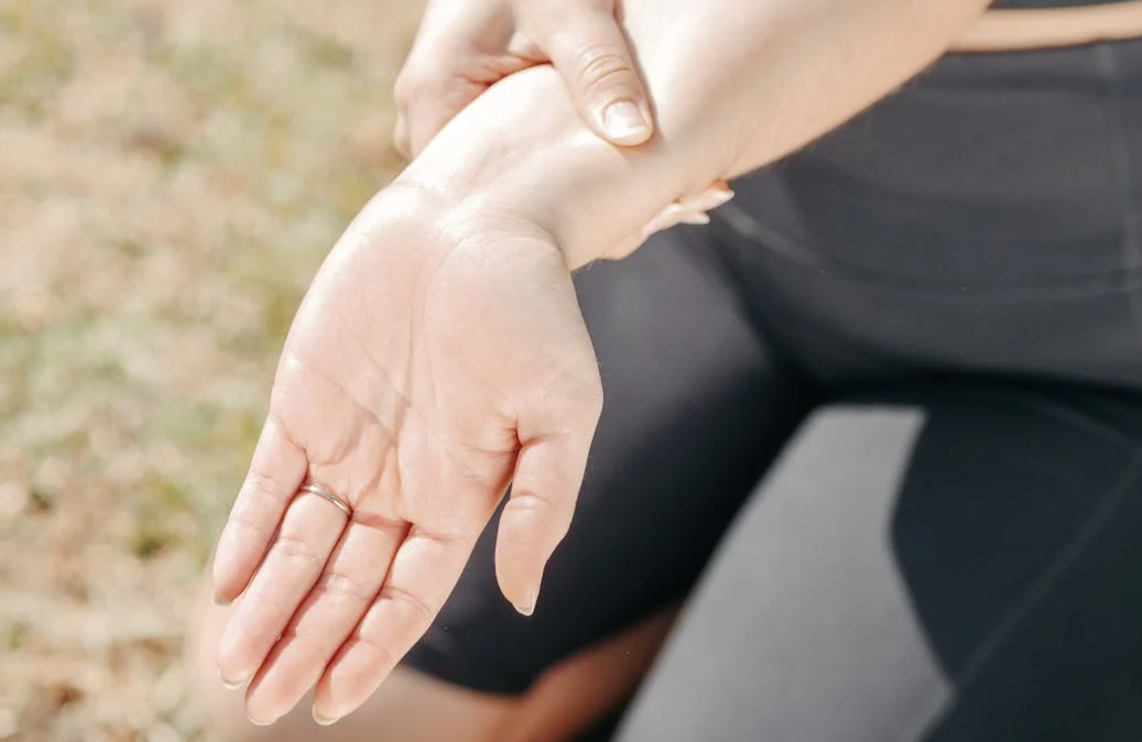 Benefits of Red Light Therapy for Hand Pain