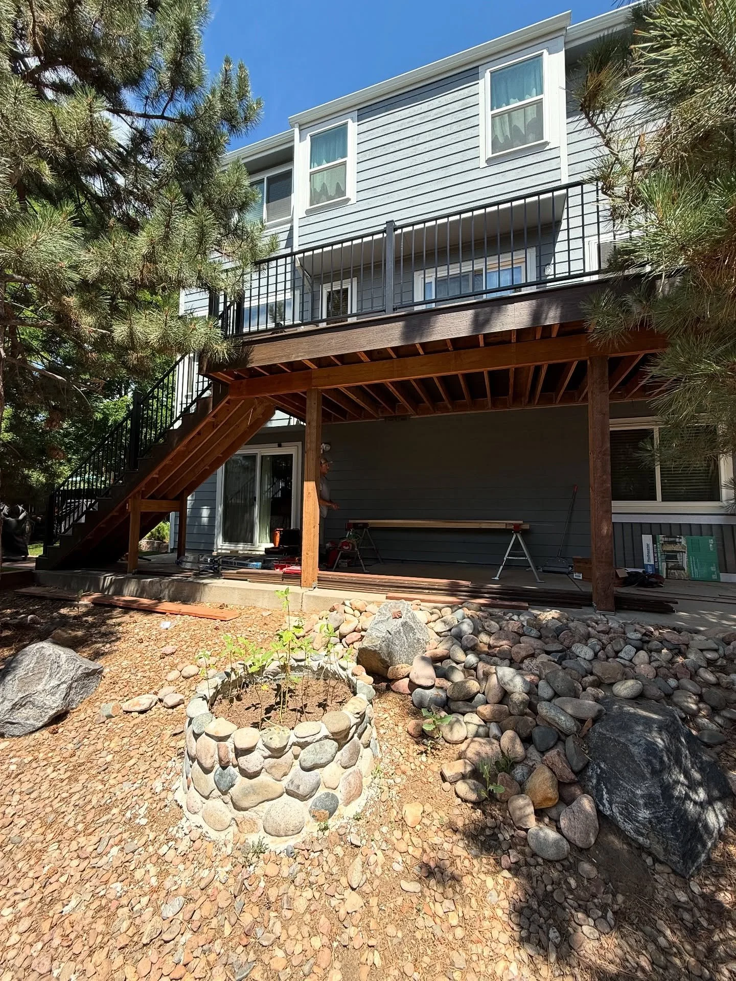 Before and after of a recent deck project. Built with craftsmanship, quality materials, and with focus on creating a space that&rsquo;s both functional and enjoyable. Proud to bring our clients&rsquo; visions to life!

#deckbuilder #decktransformatio