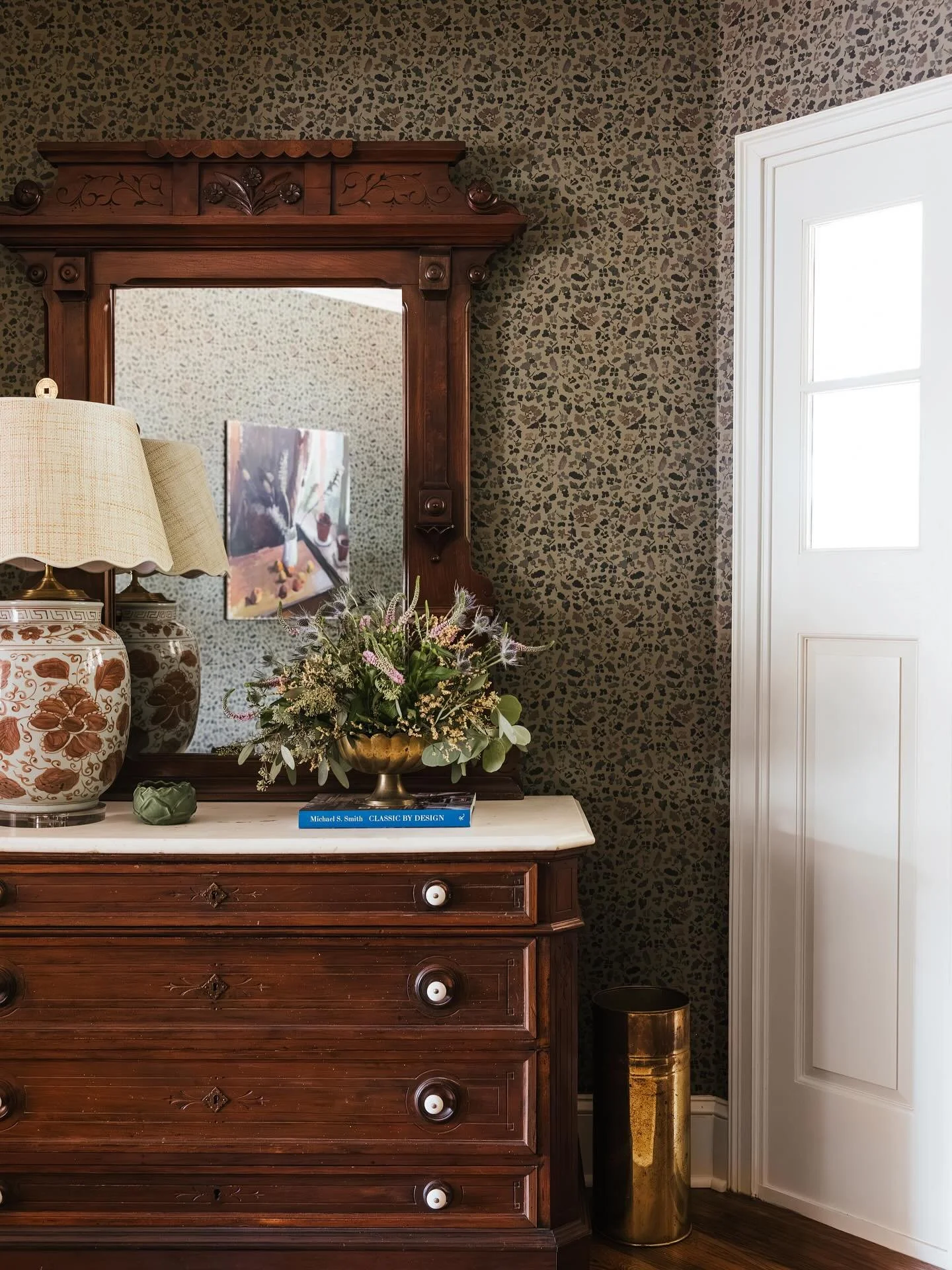 Darby in Moss is such a mood, this loose floral feels more botanical and relaxed. We love how she sets the tone in this entry. 

Design @themisfithouse 
Photo @kristinkarchphoto