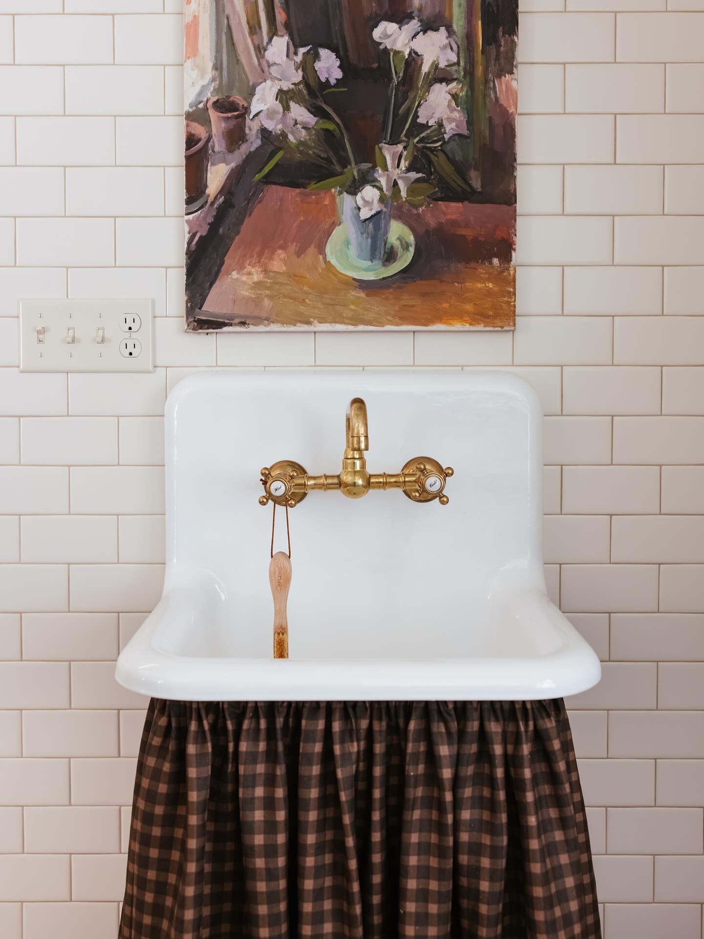 Field check in Walnut, rosy and dramatic. 

Design @themisfithouse 
Photo @kristinkarchphoto