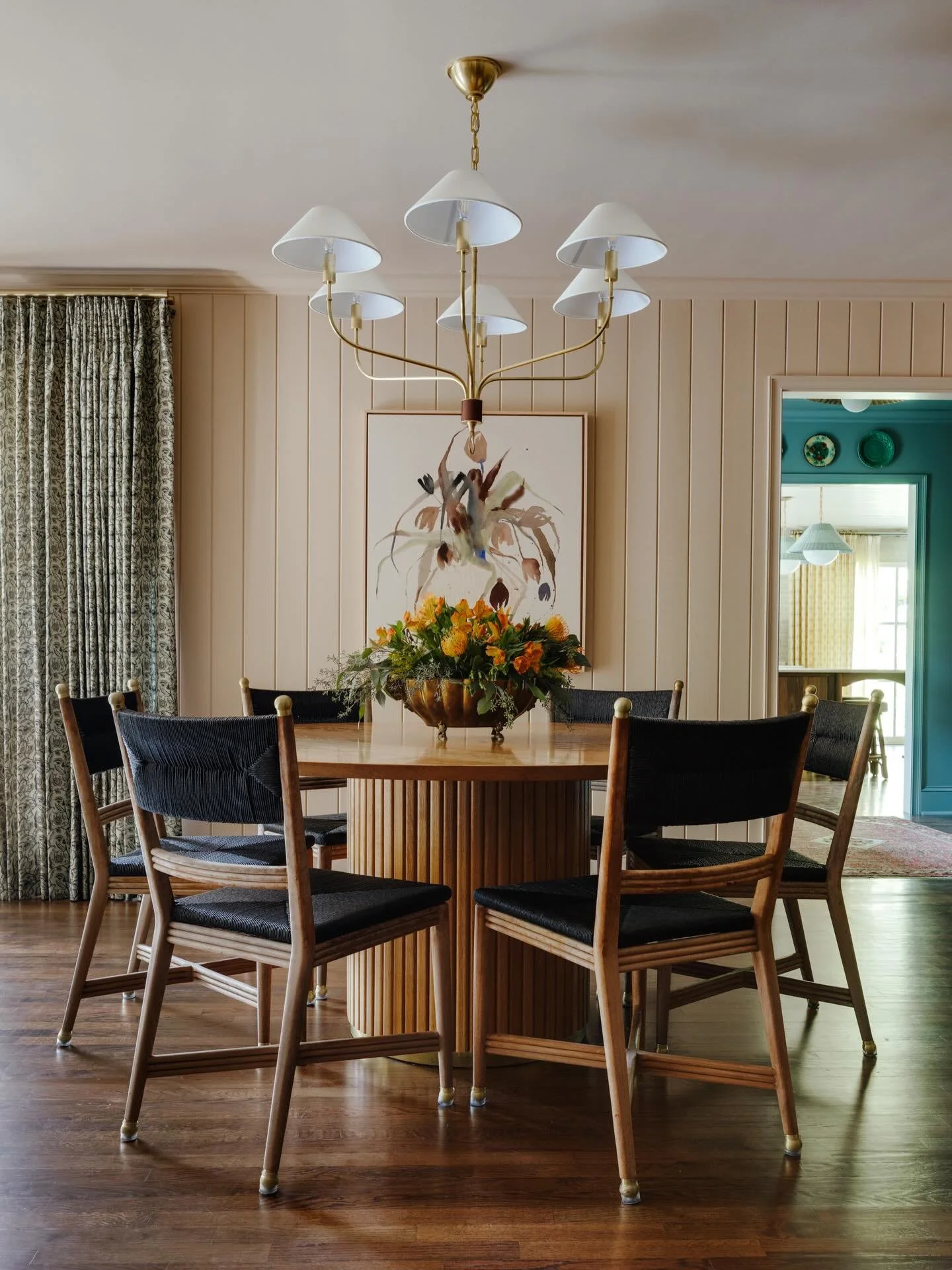 Head over heels for the dining room of the artist behind all of our prints! Shown here is Bota Flower in Celadon, our very first print created just for this moment. 

Photo @kristinkarchphoto 
Design @themisfithouse