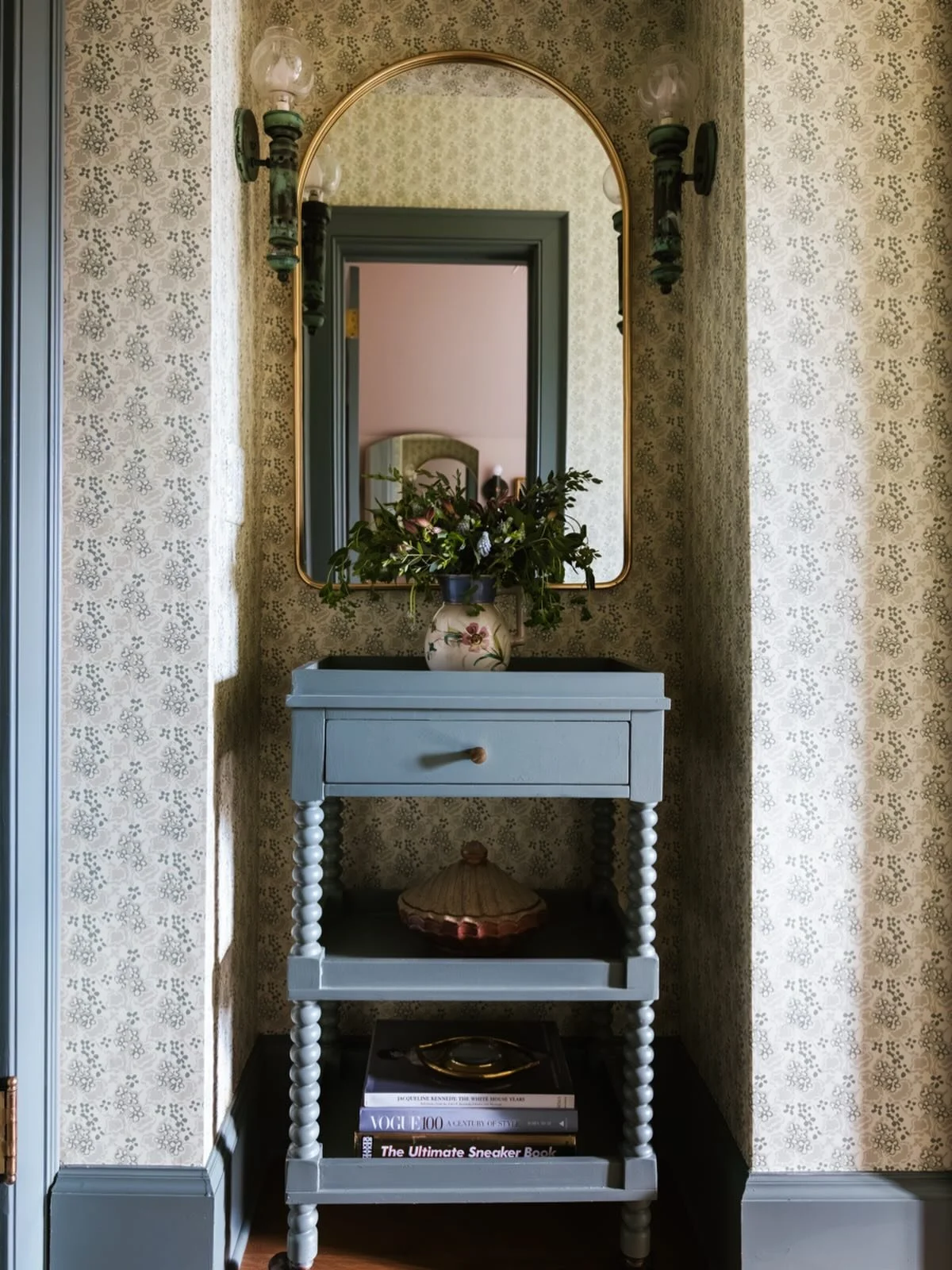 Our Fountain Flower in Lichen, looking lovely! 

Photo @kristinkarchphoto 
Design @themisfithouse
