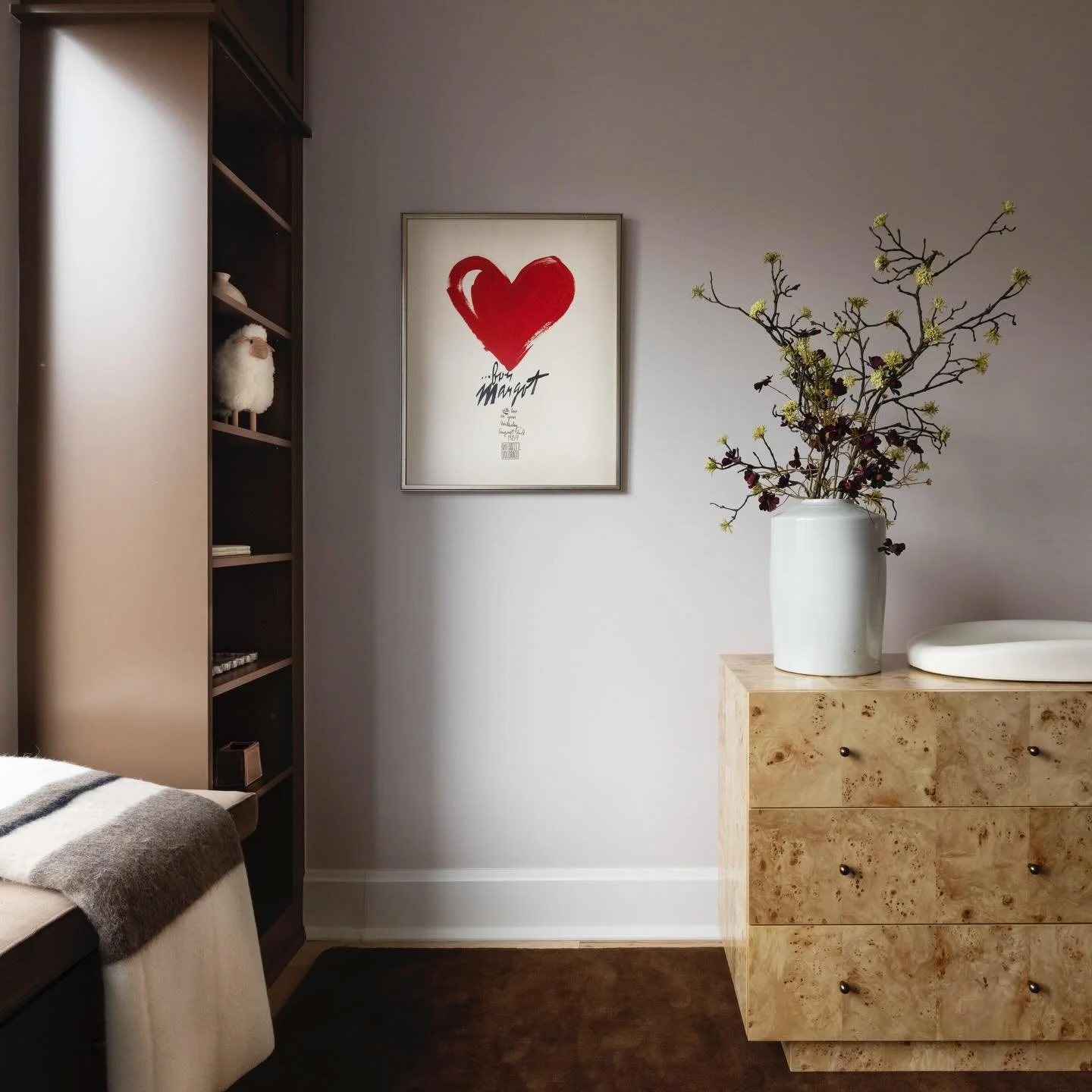 A richly layered nursery where espresso-toned millwork and a walnut rug by @nordicknots anchor the space, while softer materials &mdash; like the pale pink @hollyhuntdesign wallpaper &mdash; bring balance.

Photos by: @maxbalderas

#girlnursery #nurs