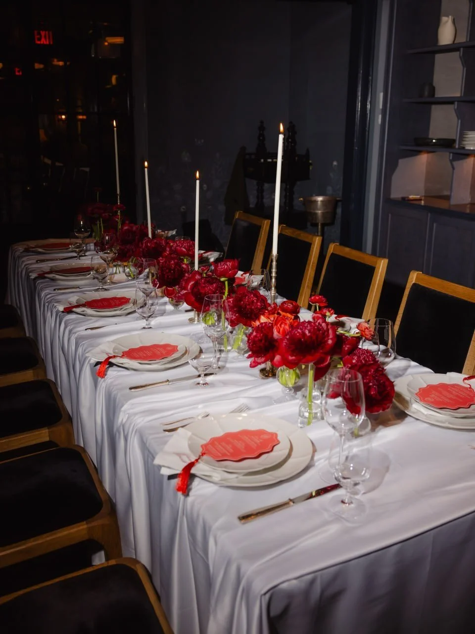 Inside Aly &amp; Stu&rsquo;s intimate wedding dinner at @lamercerieny 🌹

Design &amp; coordination: @robertalukasdesign 
Photographer: @storiesbyvictoria_ 
Venue: @lamercerieny 
Florals: @fieldstudiesflora 
Stationary: @celesteadams.design 
Hair &am