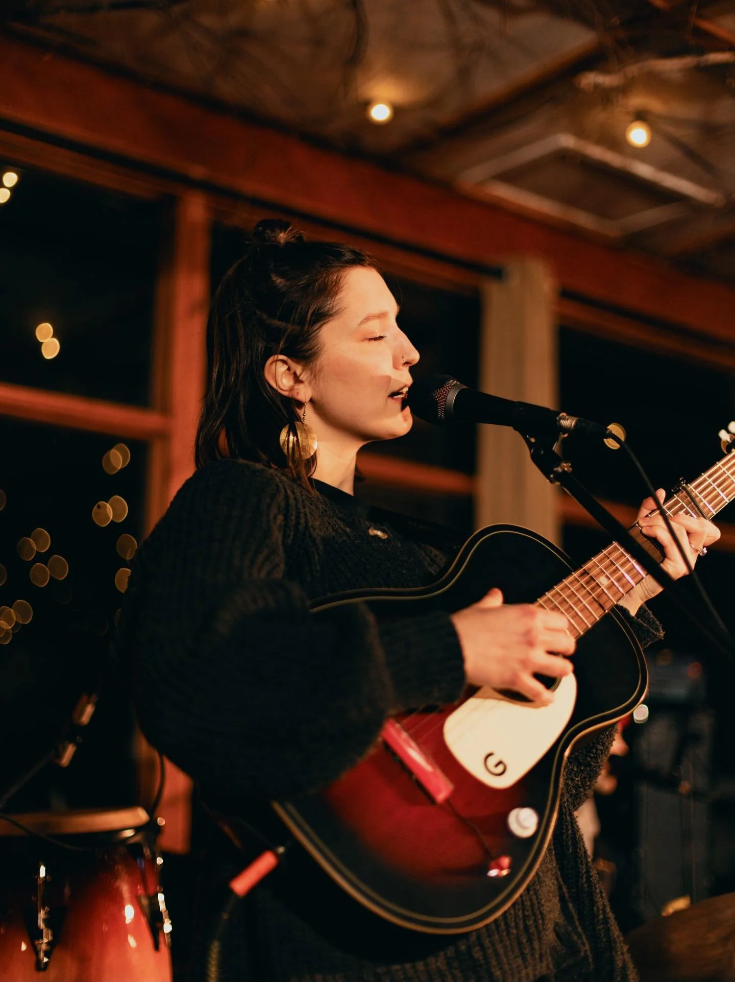 Never a festival more cozy or sweet or more wholesome than Snowdance at @falcon_ridge !! Happy to be playing such lovely winter shows, continuing next week at @sidestagewpg for my album release! Openers to be announced tomorrow :) !!!! Yippee! 🥳. Ph