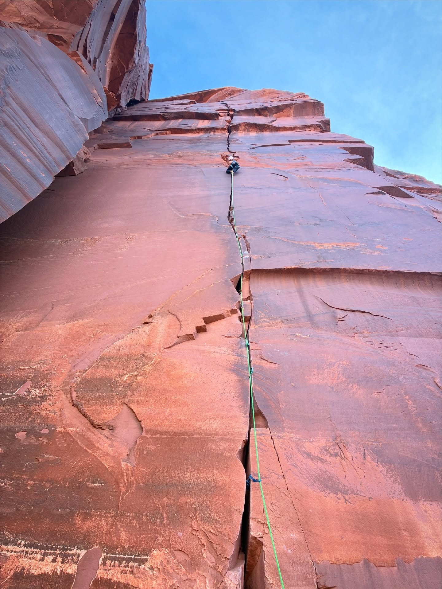A few days in the desert. Soaking up the sun, hanging with friends and the simple joy of hands and feet in sandstone cracks 🏜️Photo @_carly_jane