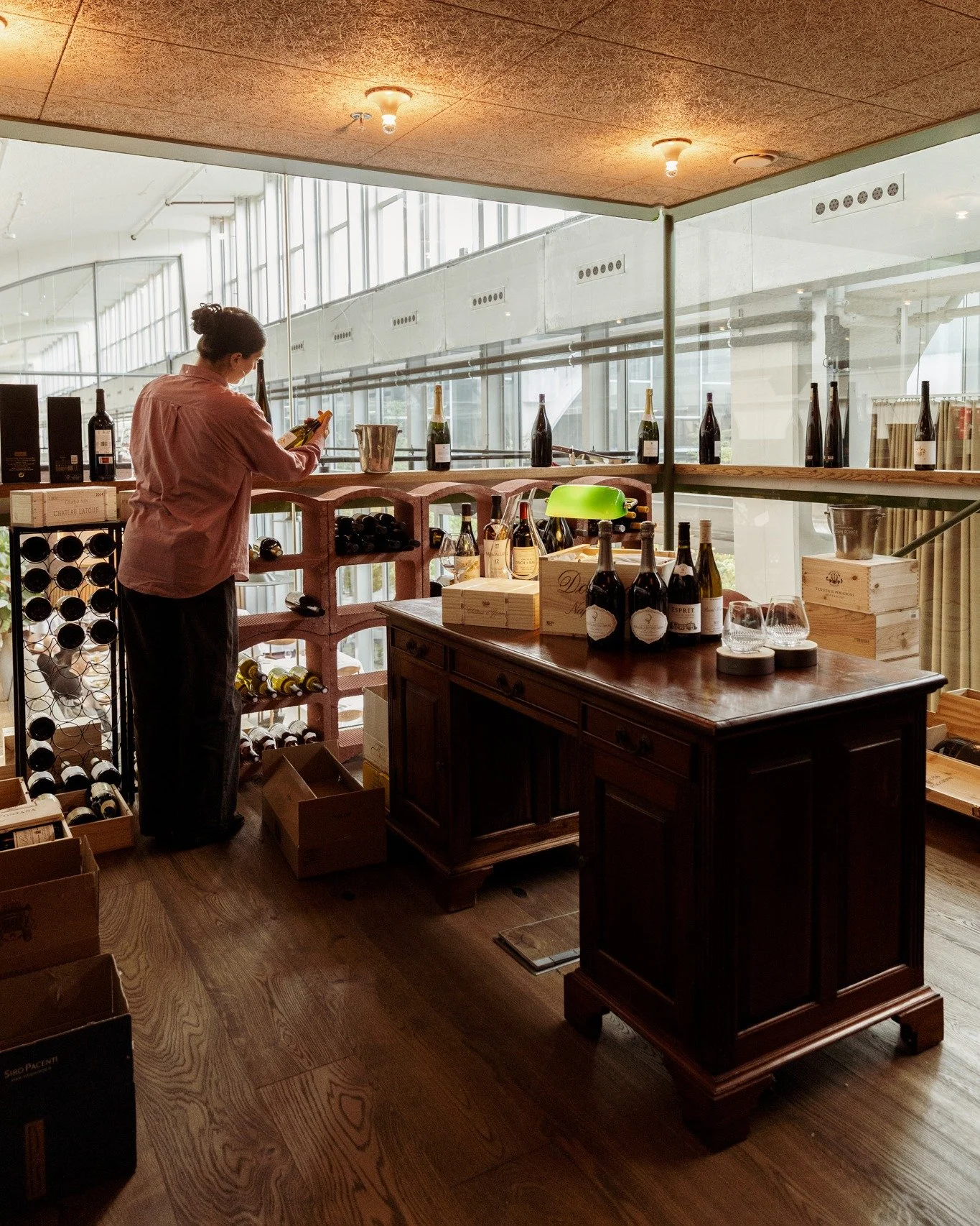 A gem right next to the skybox: our wine cellar. This is where our finest bottles are stored, ready to be tasted.

#clubbirdies #birdies #winecellar #restaurantbirdies #dining #indoor golf #countryclub #amsterdam