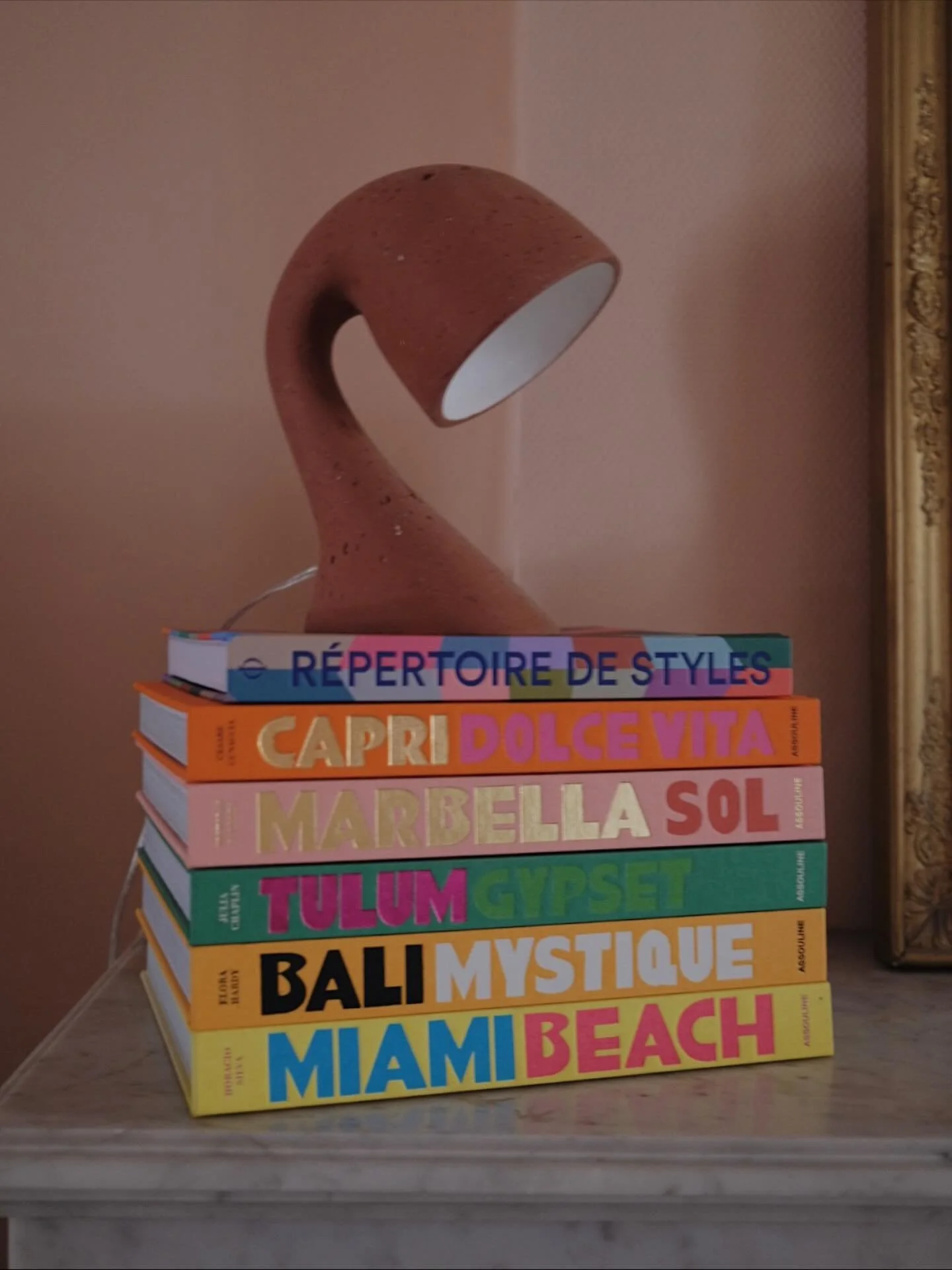 🩷✨🧡

Cr&eacute;dit 📷 @thehost.place 
Lampe @henri_dejeant 
Livre @assouline 
.
.
.
.
.
#deco #decoaddict #assoulinebooks #passionphotography