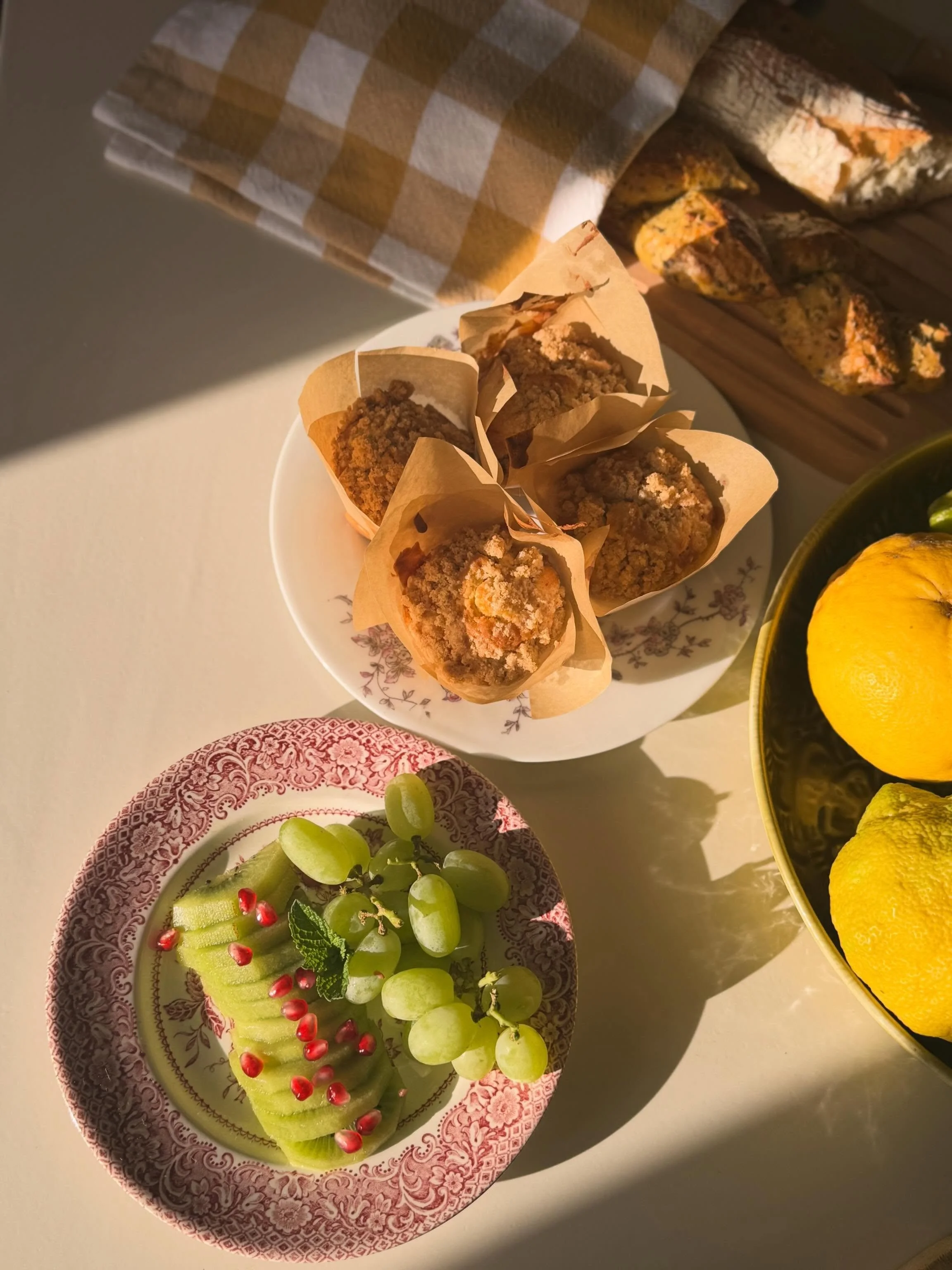 Les p&rsquo;tits d&eacute;jeuners g&eacute;n&eacute;reux et gourmands fait maison 🍇🥝🧁🥖
pr&eacute;sent&eacute;s dans la vaisselle de notre M&eacute;m&eacute; 🕊️
