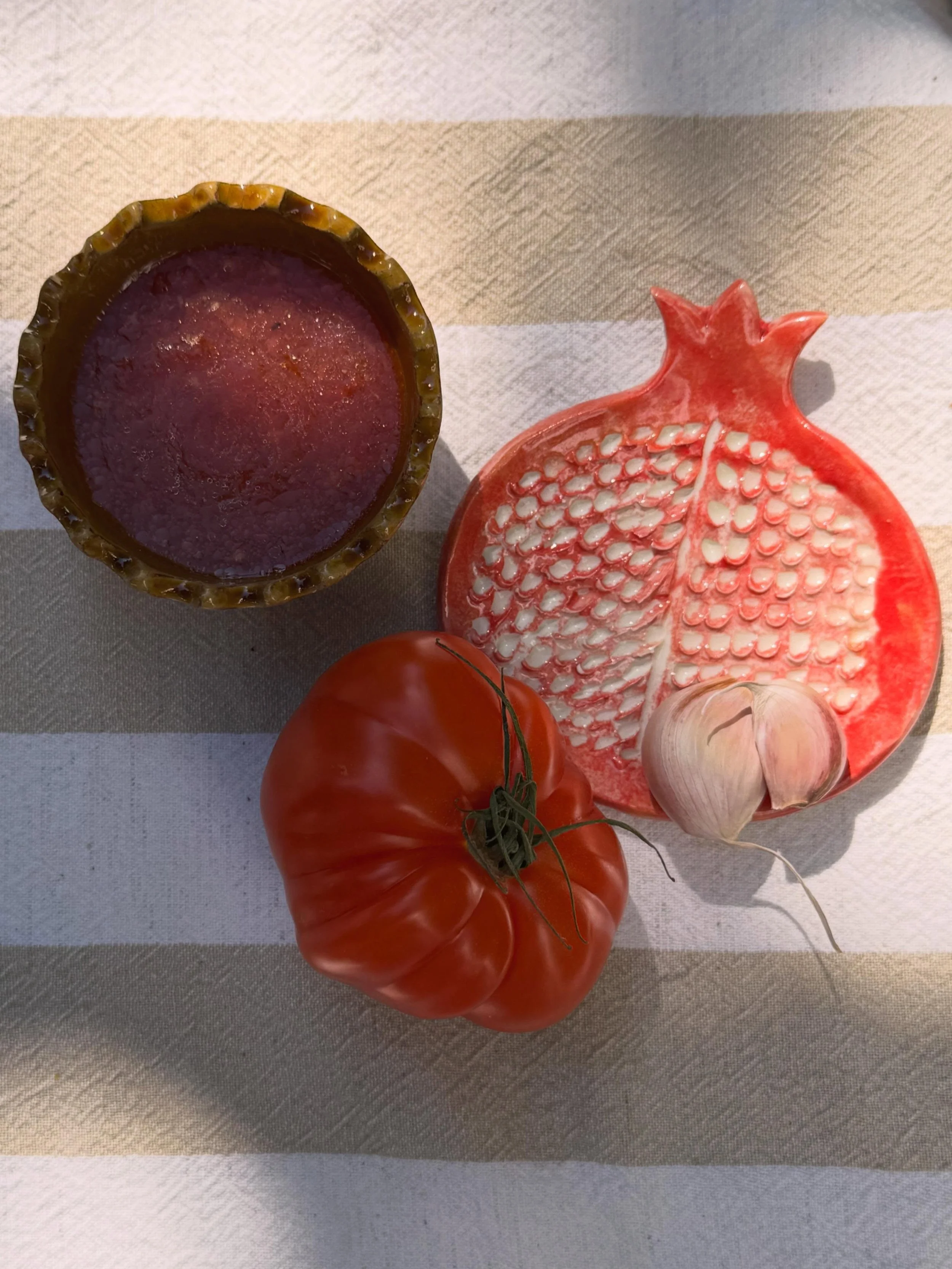 Les plaisirs les plus simples sont souvent les meilleurs 🌞🍅🧄

Une belle tomate gorg&eacute;e de soleil, une gousse d&rsquo;ail, un bon pain grill&eacute;&hellip; et voil&agrave; un pan con tomate ou dirais-je plut&ocirc;t &laquo;&nbsp;Pa amb tom&a