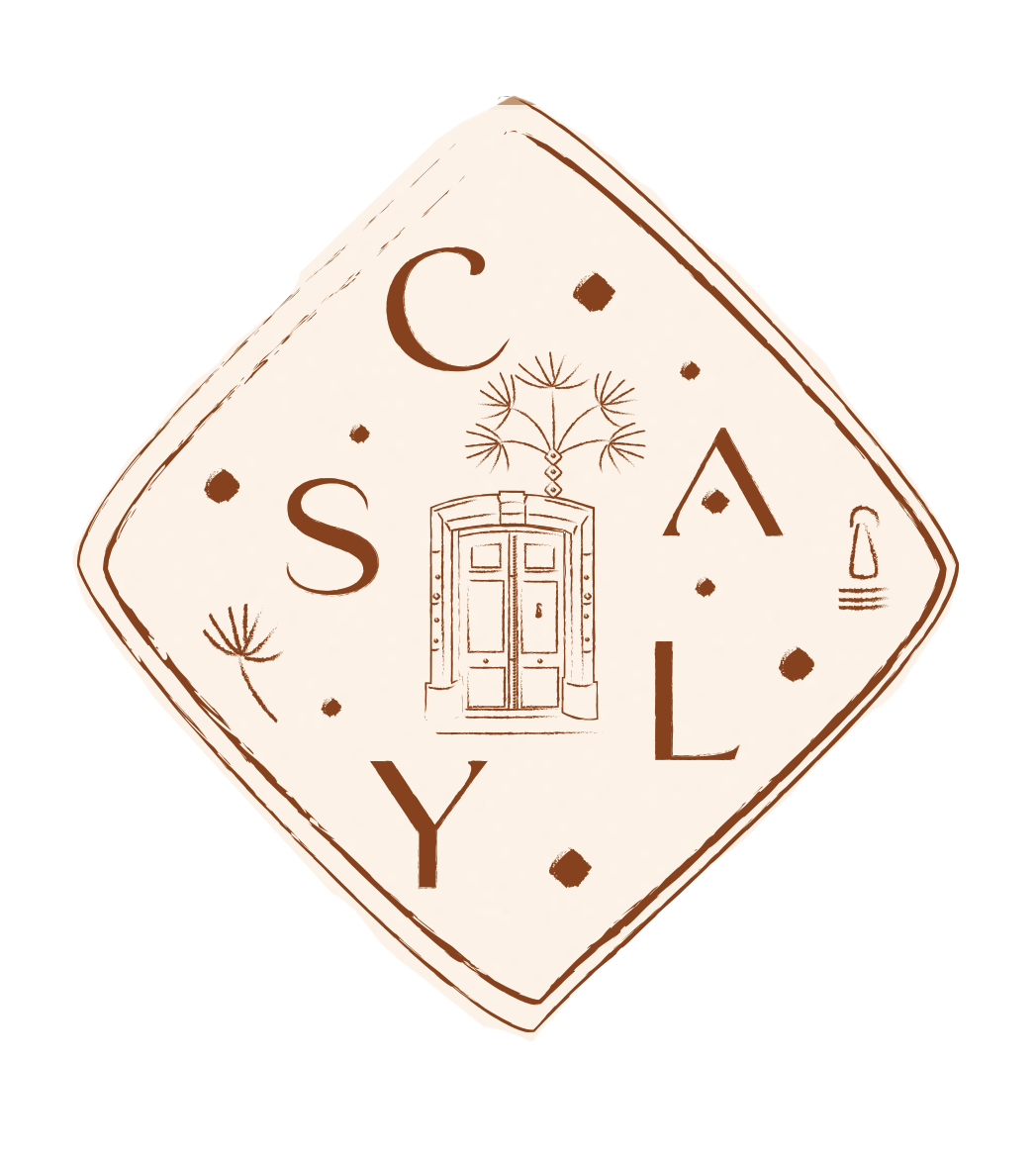 Logo avec porte, palindrome "SCALY" en marron sur fond beige