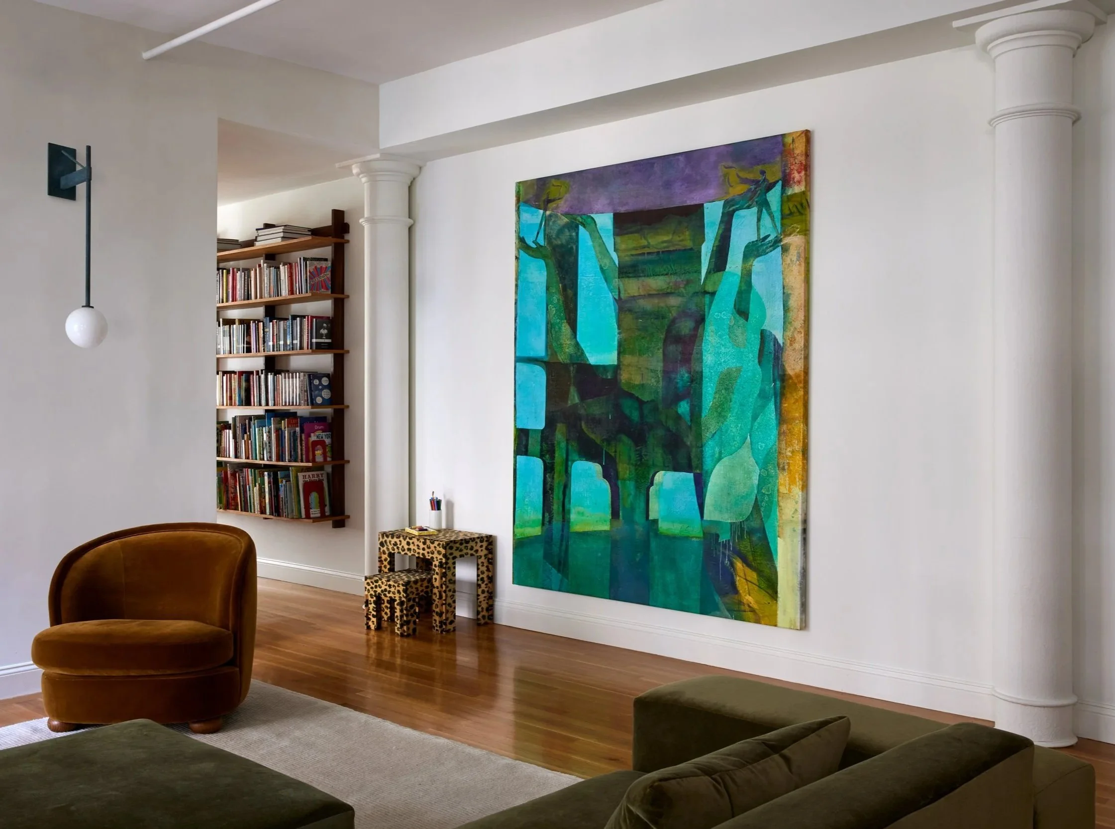 ARowley_IsabellaCarlucciArch_30West13thSt_0316_LivingTowardHall_NoTrikeNoTable_LowerSconce_retAR2.jpg