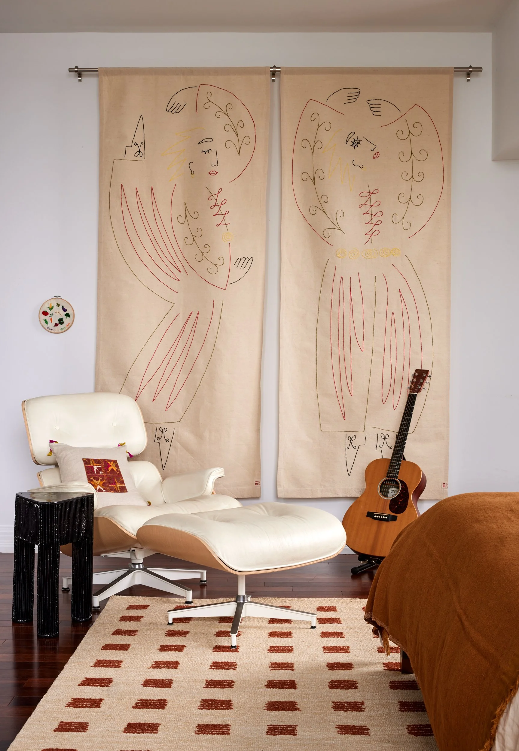 Alexandra Rowley__ARowley_IsabellaCarlucciArchitecture_OneHanson_2647_PrimaryBedroom_Seating_BlackTable_ret2.jpg