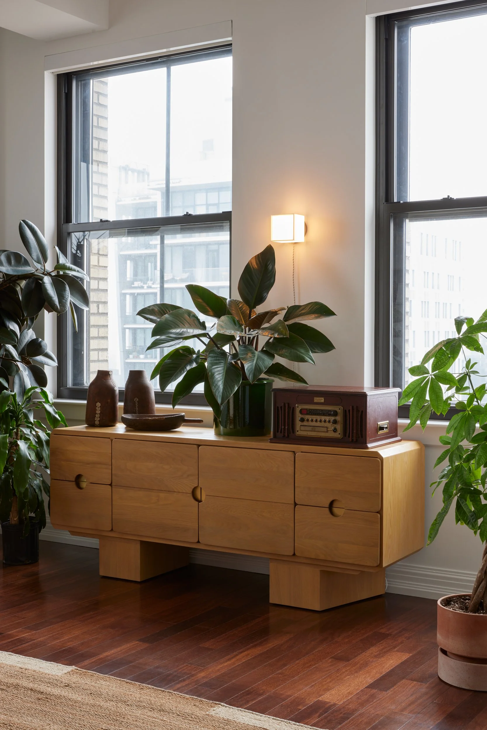 Alexandra Rowley__ARowley_IsabellaCarlucciArchitecture_OneHanson_2469_Sideboard_LightOn_ret.jpg