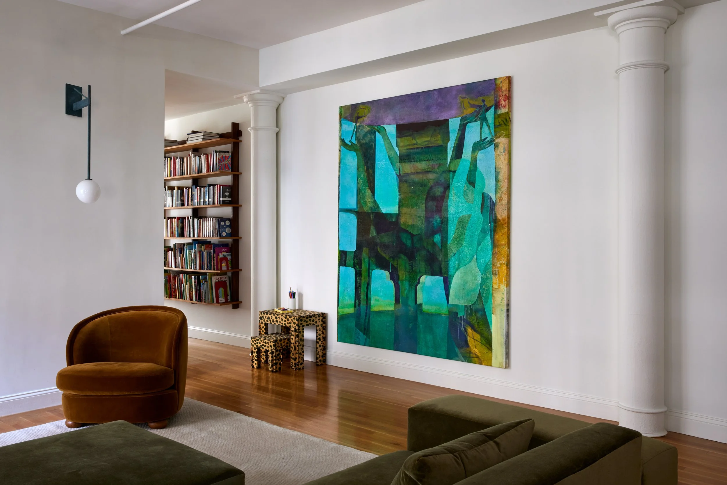 ARowley_IsabellaCarlucciArch_30West13thSt_0316_LivingTowardHall_NoTrikeNoTable_LowerSconce_retAR2.jpg