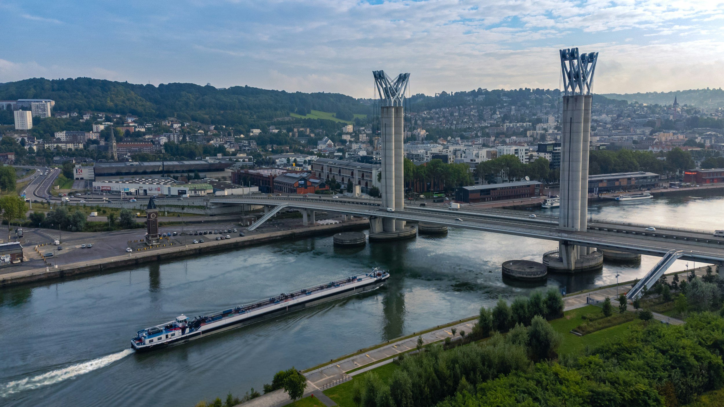 Relations presse à Rouen et en Normandie : pourquoi miser sur une agence locale ?
