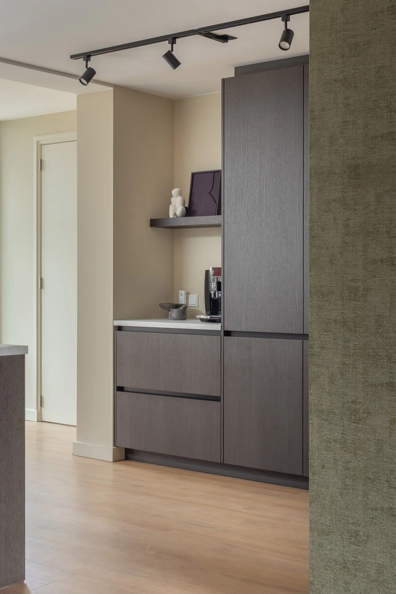 Professionele interieurfoto van moderne houten keuken met eiland