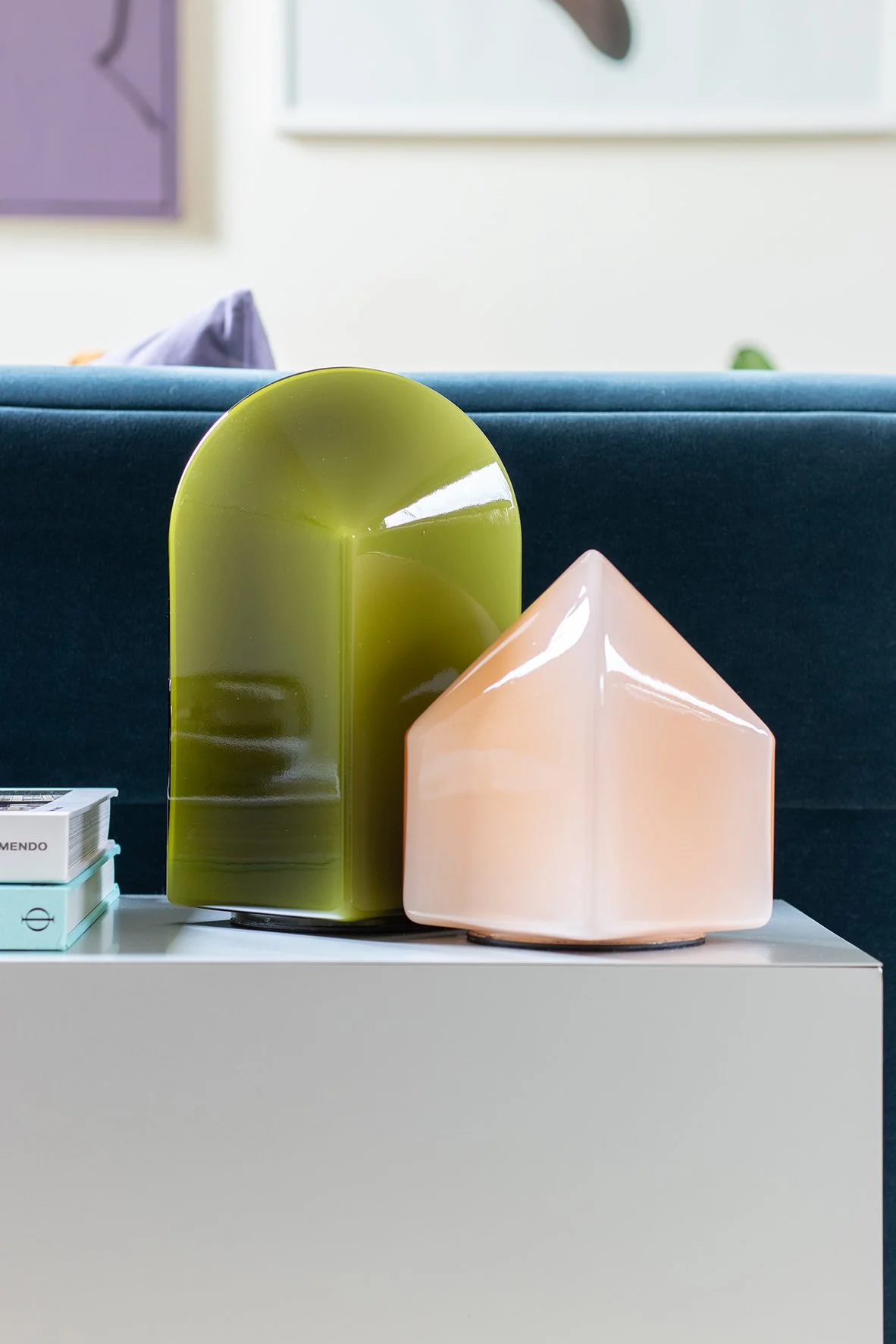 Interieurfotografie van styling met een tafellamp van HAY.