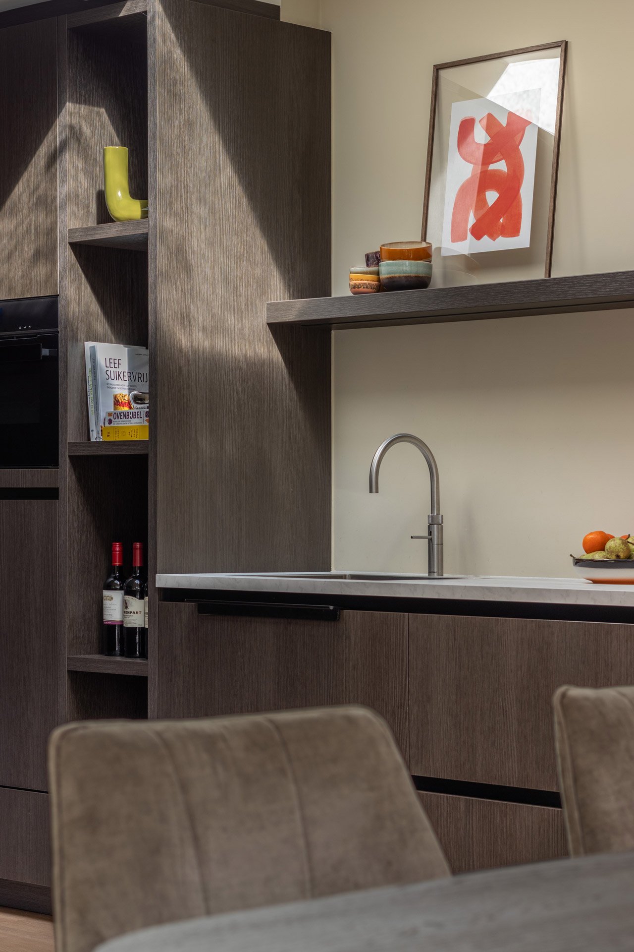 Professionele interieurfoto van moderne houten keuken met eiland