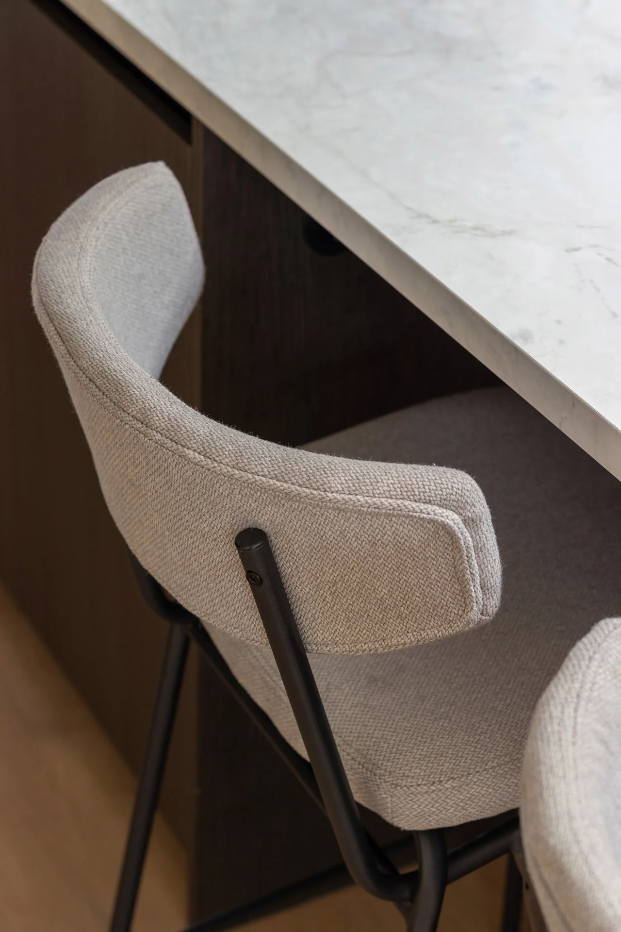 Professionele interieurfoto van moderne houten keuken met eiland