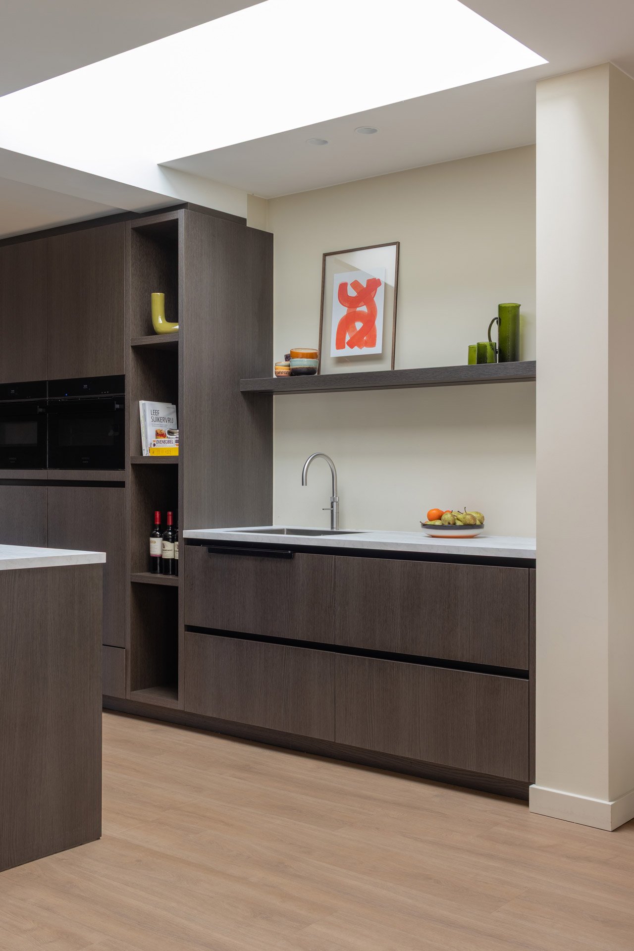 Professionele interieurfoto van moderne houten keuken met eiland