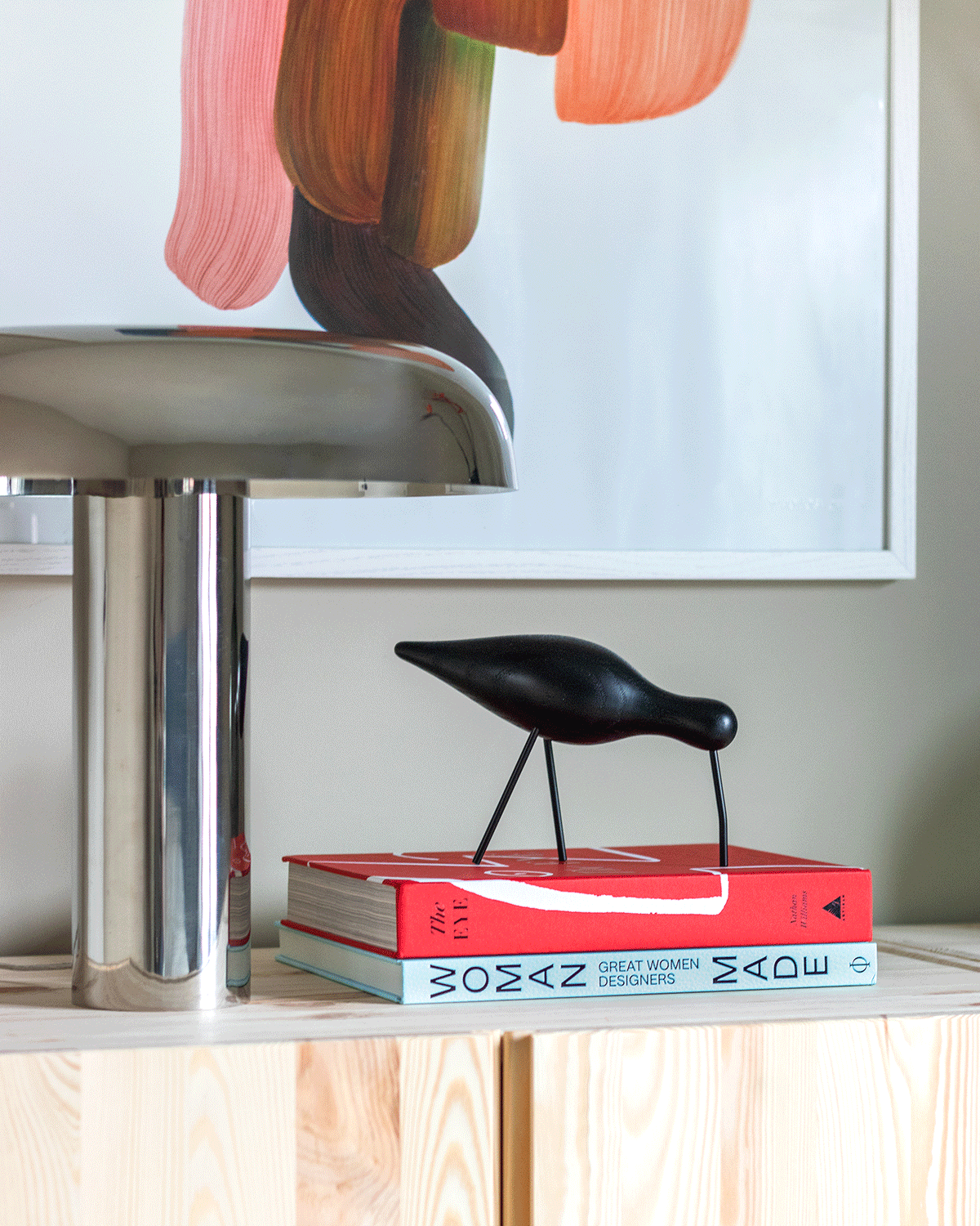 Interieurfotografie van een gestileerd hoekje met een iconische HKLiving lamp en een designobject van Normann Copenhagen, gefotografeerd met focus op licht en materiaal.