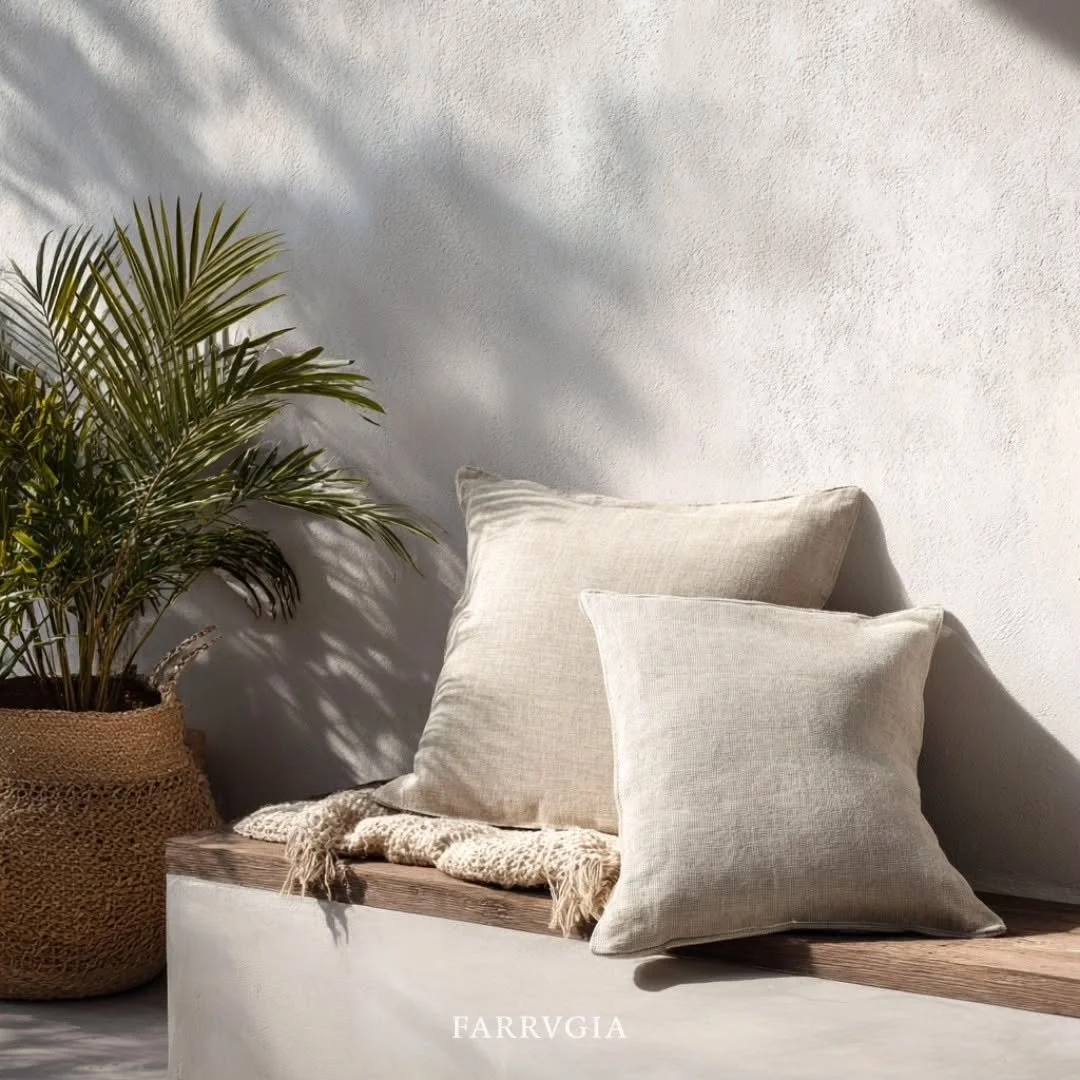 El lino es mucho m&aacute;s que un tejido: es frescura, textura y elegancia natural. 
Su calidad y pureza lo convierten en un imprescindible del estilo mediterr&aacute;neo, capaz de transformar cualquier ambiente con su sencillez sofisticada. 
En Far