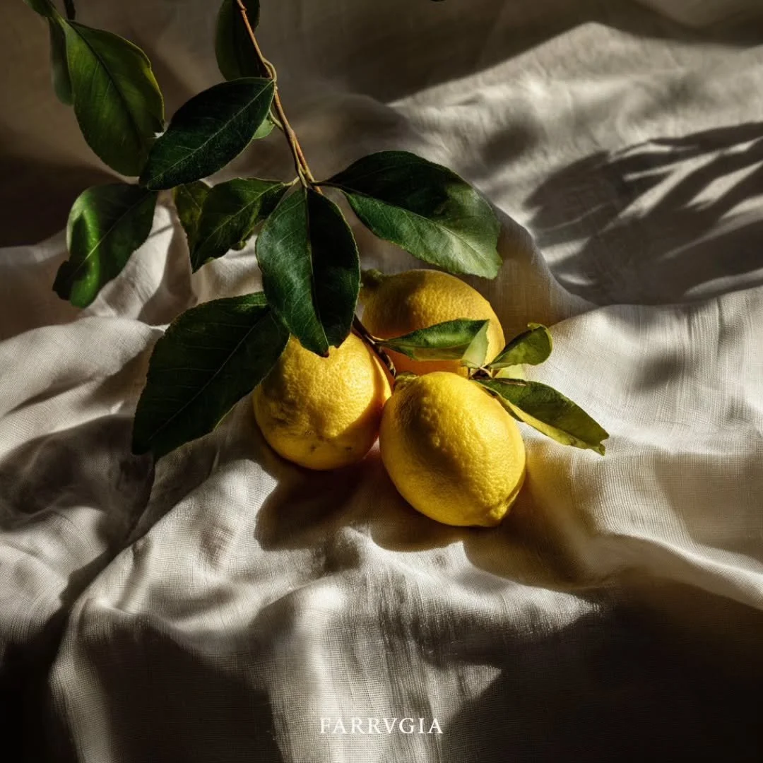 Frescura mediterr&aacute;nea, y el encanto de lo aut&eacute;ntico.
Entre limones y aroma a verano, nuestras telas aportan textura, calma y car&aacute;cter a cada espacio.
Un homenaje al estilo que conecta con lo natural.

#FarrugiaTextiles #Dise&ntil