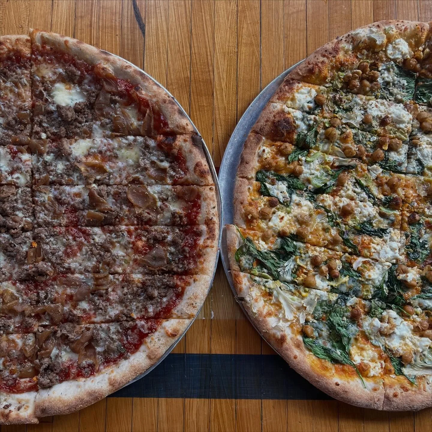 Spooky season specials are here ๐ป
๐ The Cowgirl –All-natural beef, house-made barbecue sauce, organic caramelized onions, blue cheese from Great Hill Blue Dairy, whole milk mozzarella, parmesan, and organic herbs.
๐ The Curry Pie – H
