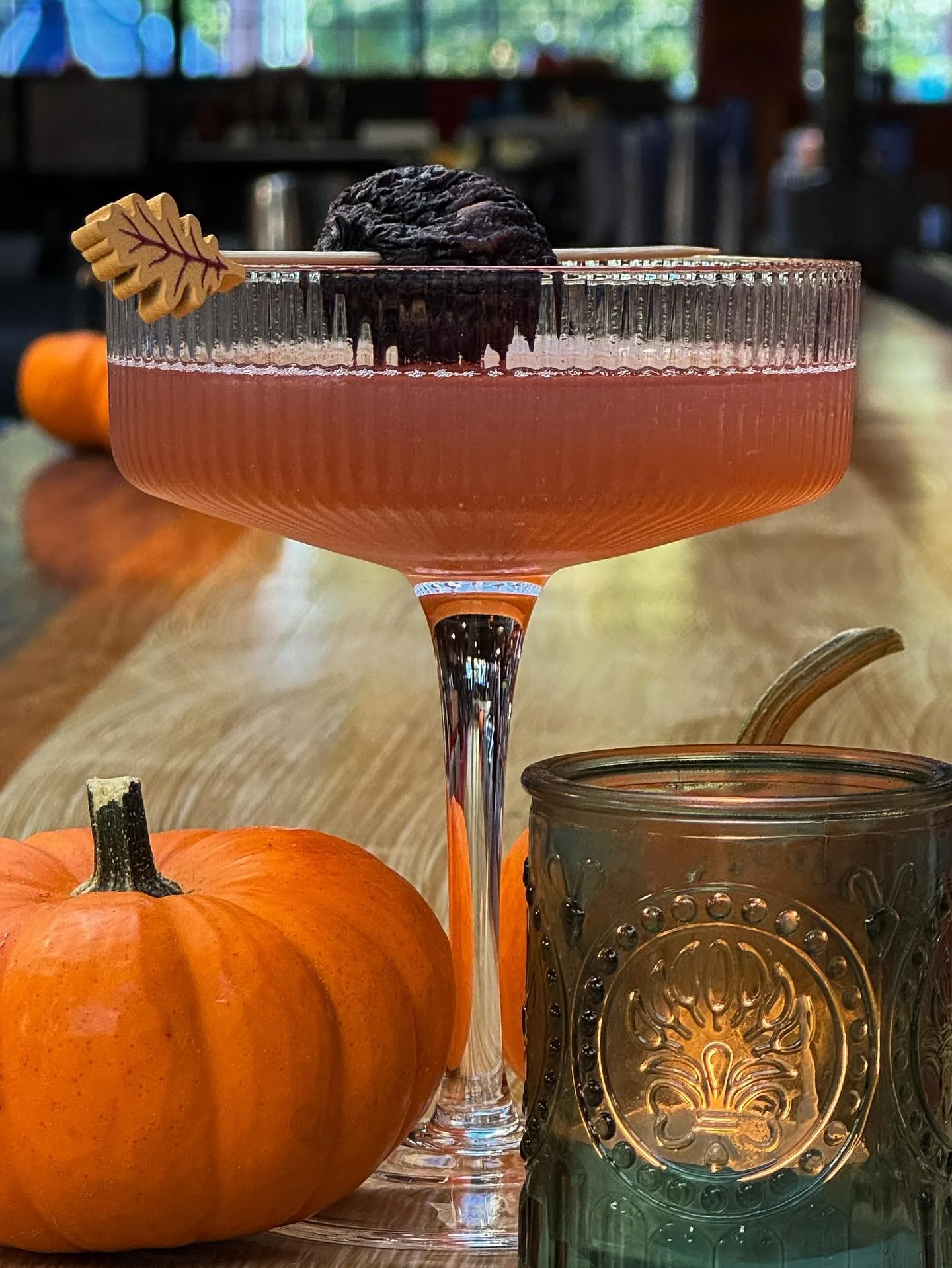 ๐๐Fall Cocktail Highlight๐๐
The Long Con
Fig, lime, spiced rum, angostura, pear liqueur
Ready for a taste of fall? Come and enjoy this cocktail, it’s good to the last drop!