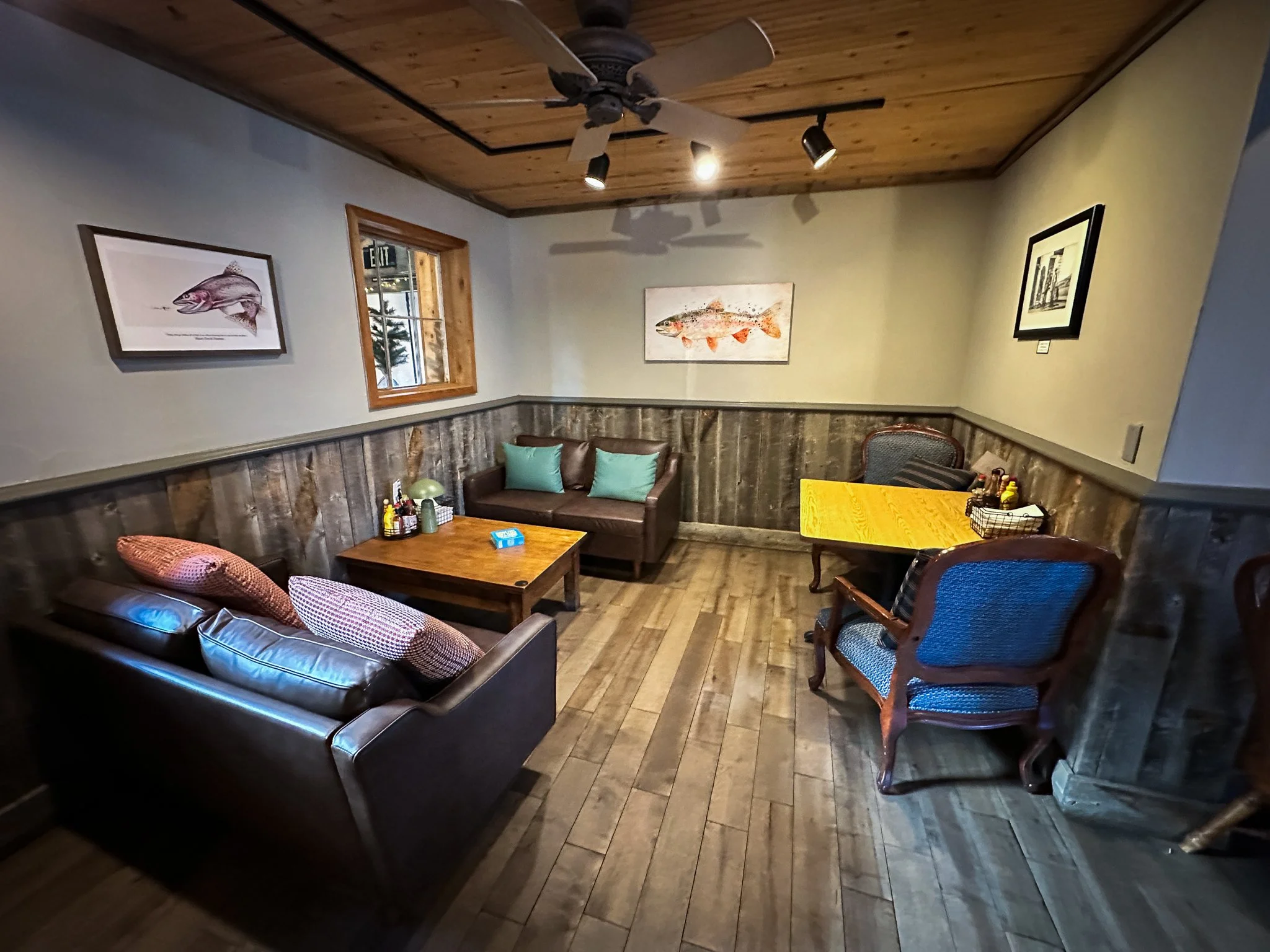 Cutthroat Tavern Interiors-06.jpg