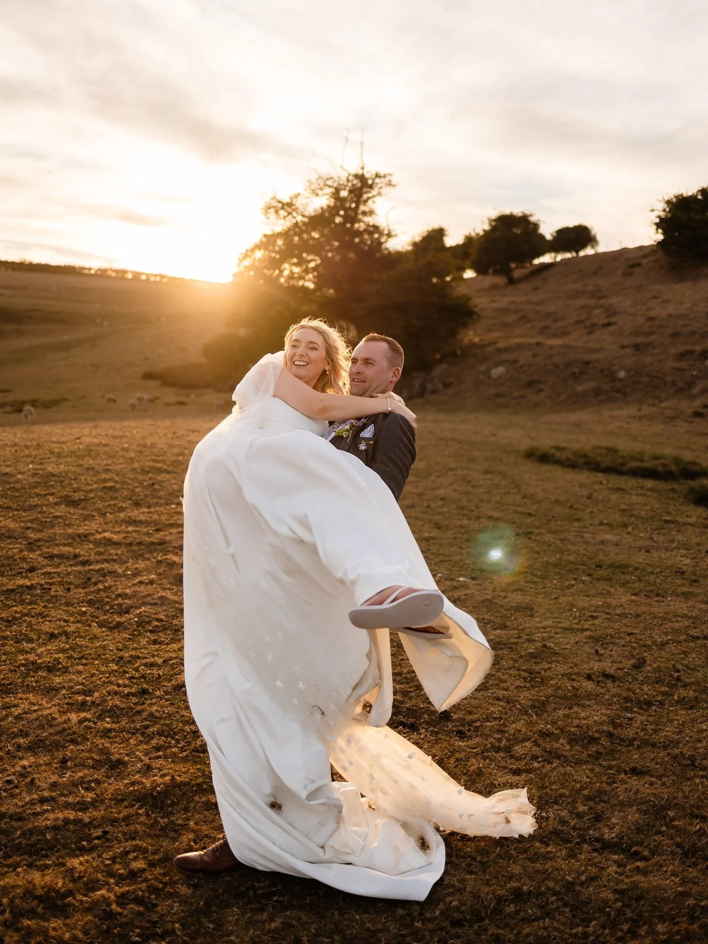 INDIE VIBES &amp; BUCKET HATS ON THE DANCE FLOOR = ICONIC ⚡️💕✌🏻

A beautiful ceremony, tears in the speeches, and the dreamiest golden hour&hellip; all topped off with a dance floor that turned into the best kind of chaos.

What. A. Day.

@kingscot