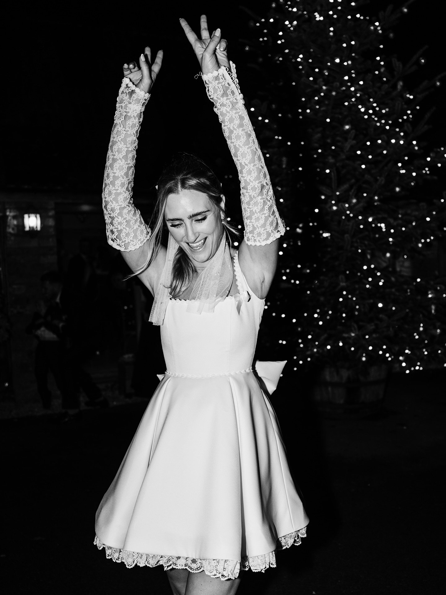 IS IT TOO EARLY TO PUT UP THE CHRISTMAS TREE? 💕⚡️✌🏻

Asking for a friend who gets way too excited in November&hellip;

#winterwedding @kingscotebarn