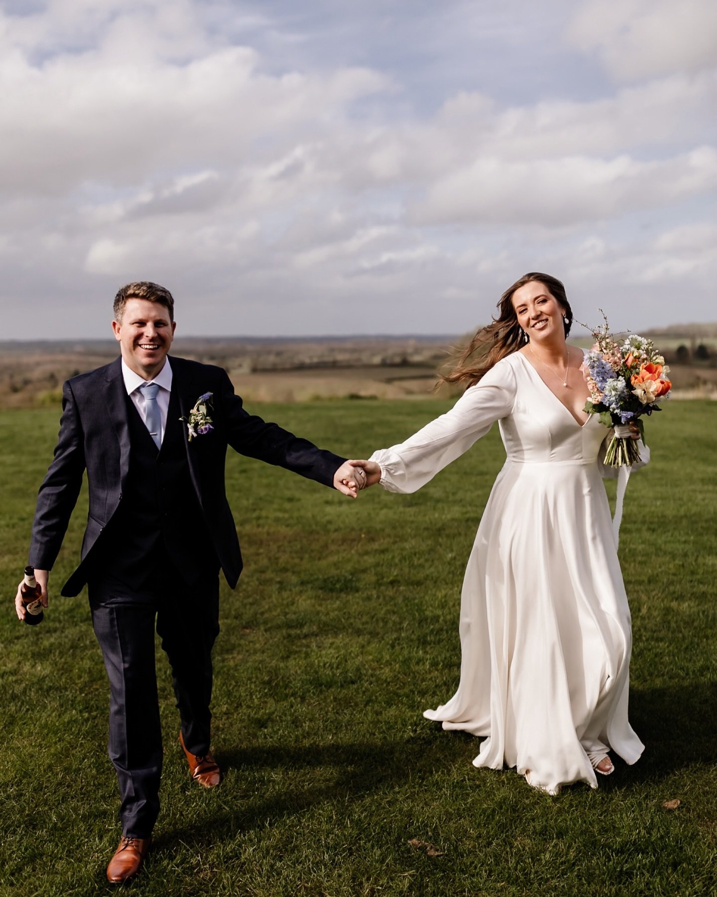 WILD IS THE WIND 💕⚡️✌🏻

Everyone thinks bad weather ruins a wedding day&hellip;
but honestly? The wind is the main character of this confetti moment. You&rsquo;ve gotta swipe to see it though&hellip; 

Hair everywhere.
Dress flying.
Confetti hittin
