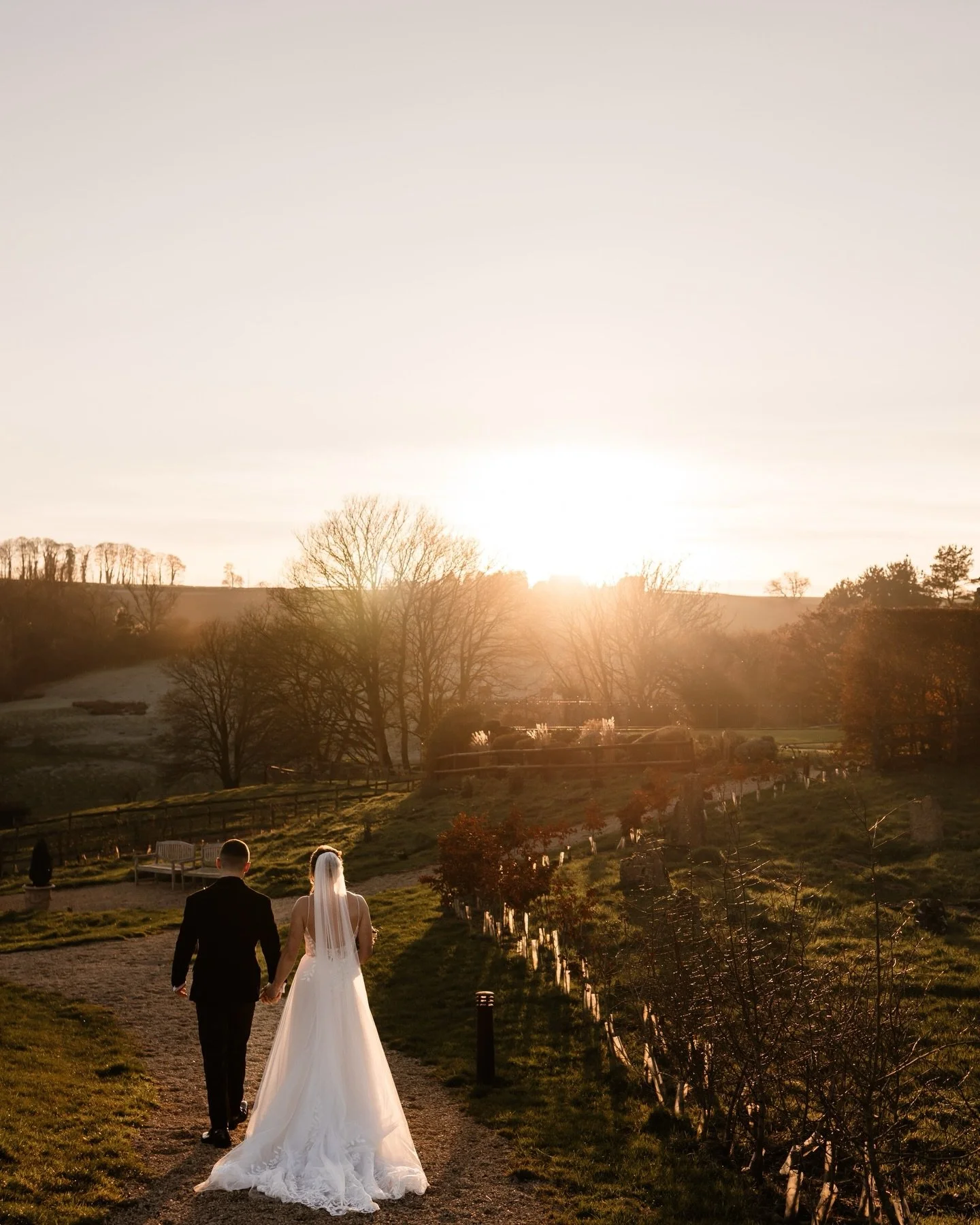 NEW YEARS EVE 💕⚡️✌🏻

The sun was shining.
The love was loud.
They partied hard.
That&rsquo;s everything a wedding should be.

New Year&rsquo;s Eve at Kingscote Barn. Indoor ceremony, golden hour doing THE MOST, a dancefloor that didn&rsquo;t quit a