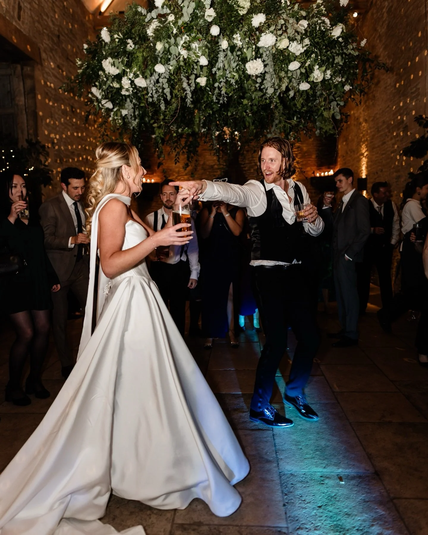 WHEN WINTER VIBES ARE VIBING 💕✌🏻⚡️

That just-married glow, the lights turned low and a dancefloor that took off early.

@stonebarnvenue 
@wearetheclarkes 
@go_wild_flowers