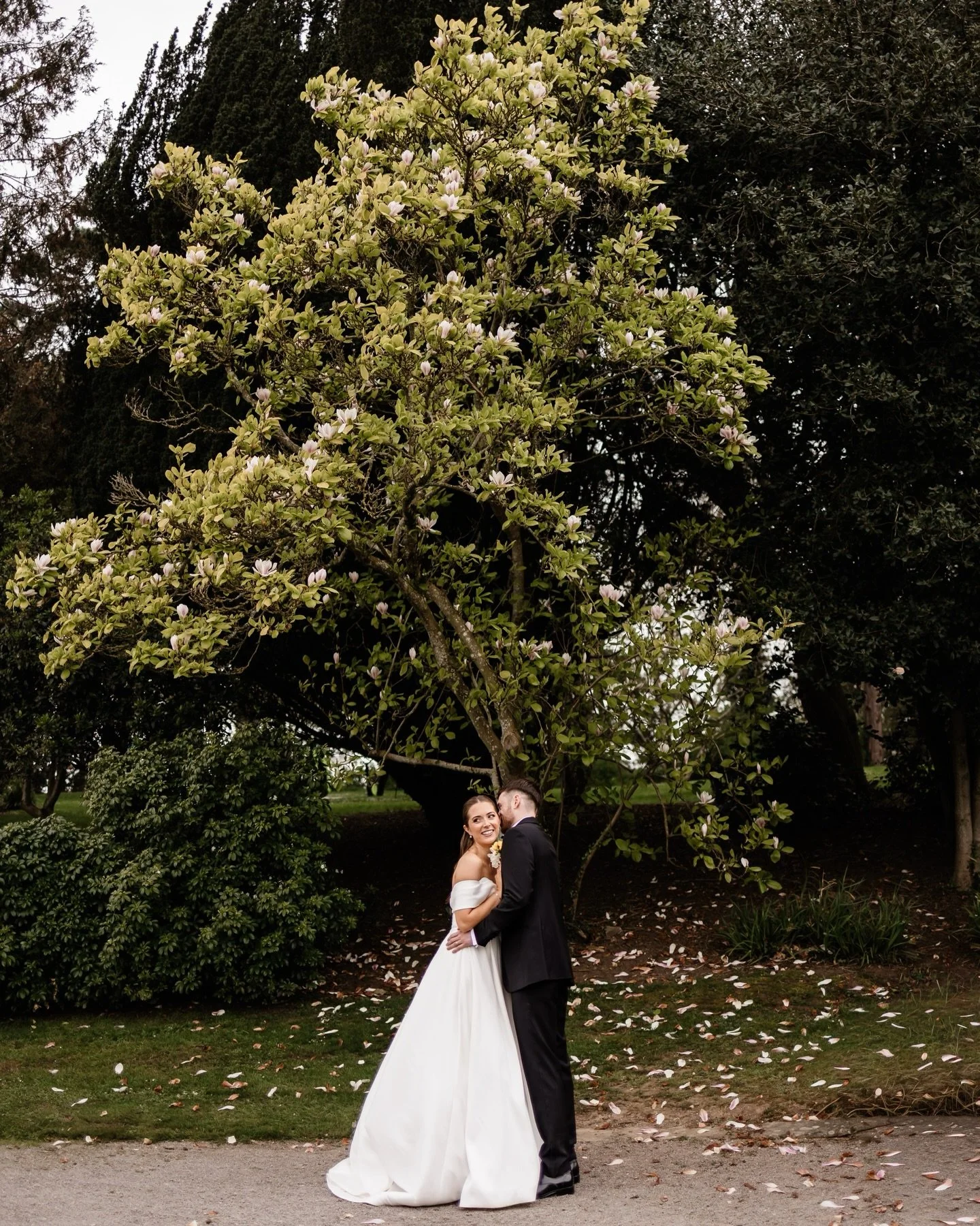 THESE TWO UNDERSTOOD THE ASSIGNMENT ⚡️💕✌🏻

Soft, romantic, slightly chaotic (in the best way) 10/10 would cry and party again. More of this please and thank you. 

@tortworth_court_weddings 
@thehenrysphotoandfilm 
@gemmakellycollective 
@auroranyx