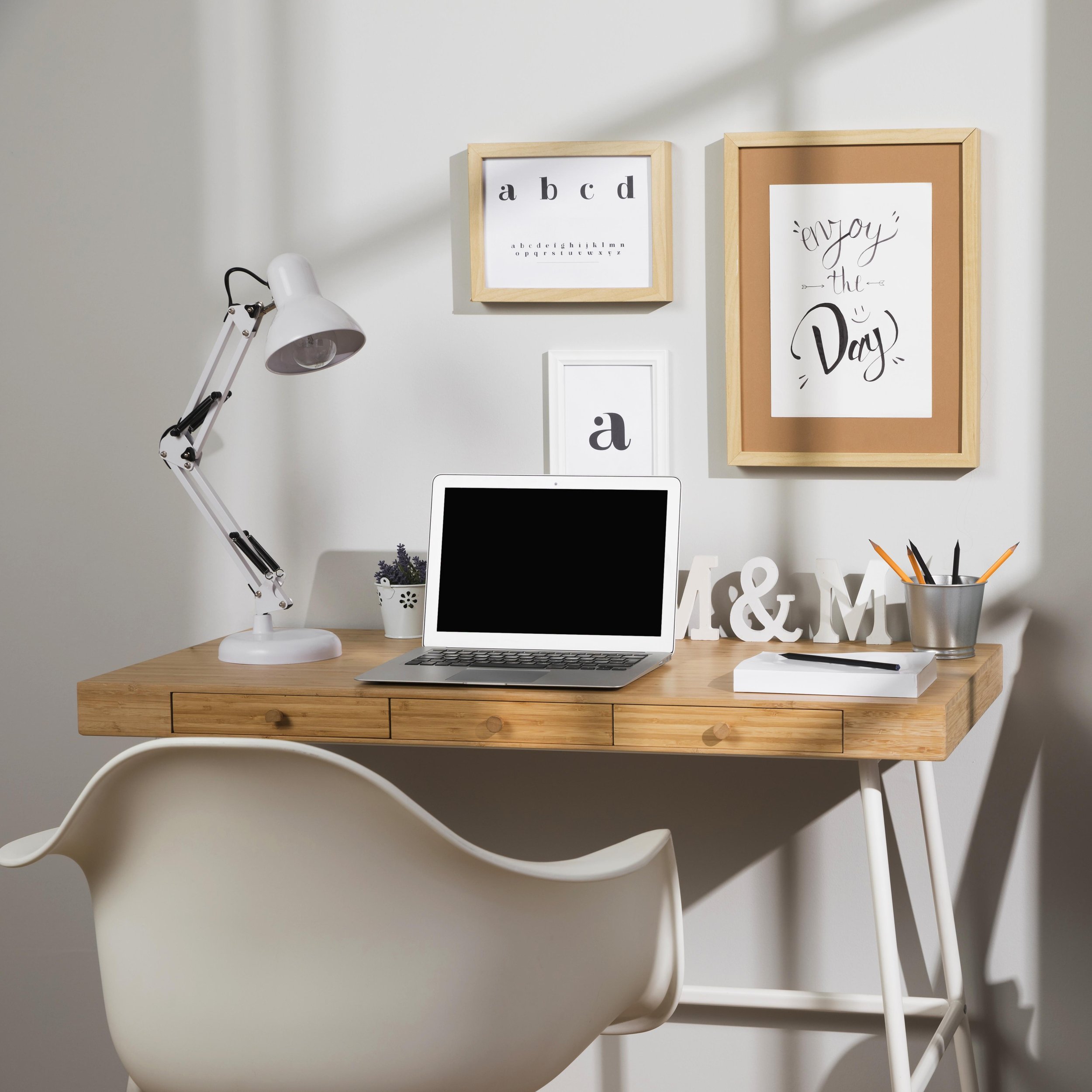 nice-organised-workspace-with-lamp.jpg